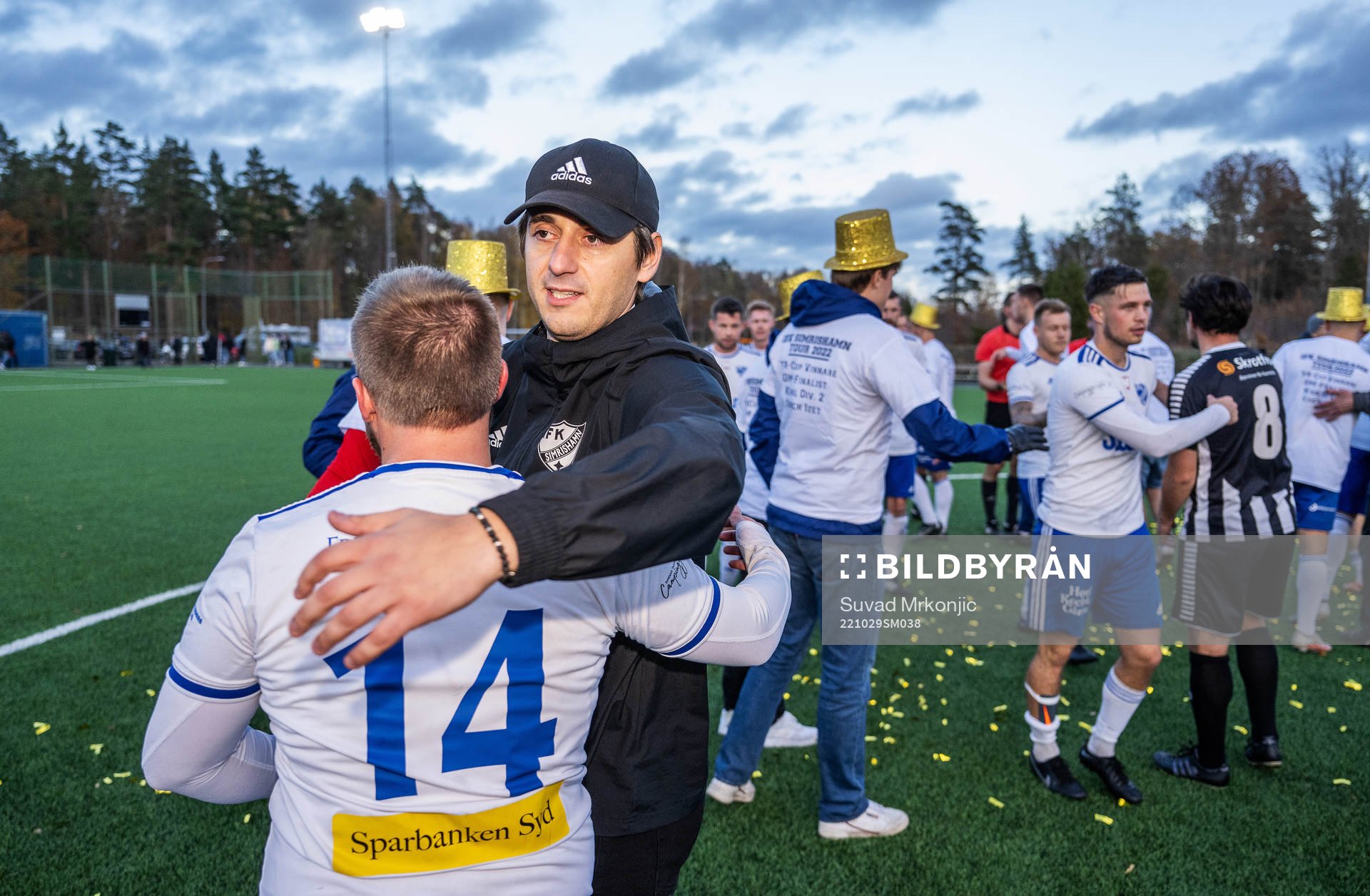 Simrishamns tränare Izet Kaljic jublar med spelarna