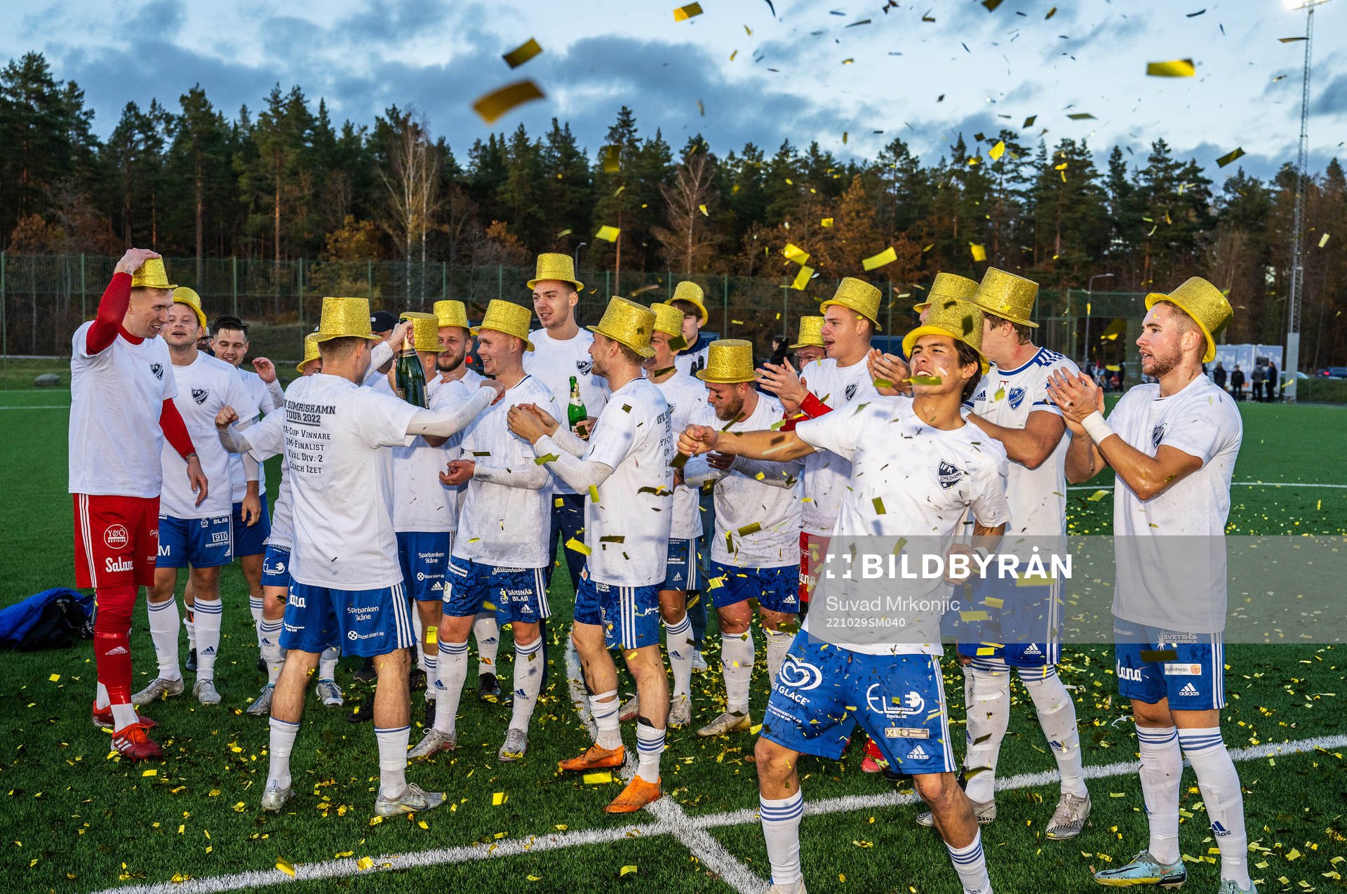 Simrishamns spelare jublar efter fotbollsmatchen i kvalet till division 2 mellan Högsby och Simrishamn den 29 oktober 2022 i Högsby.