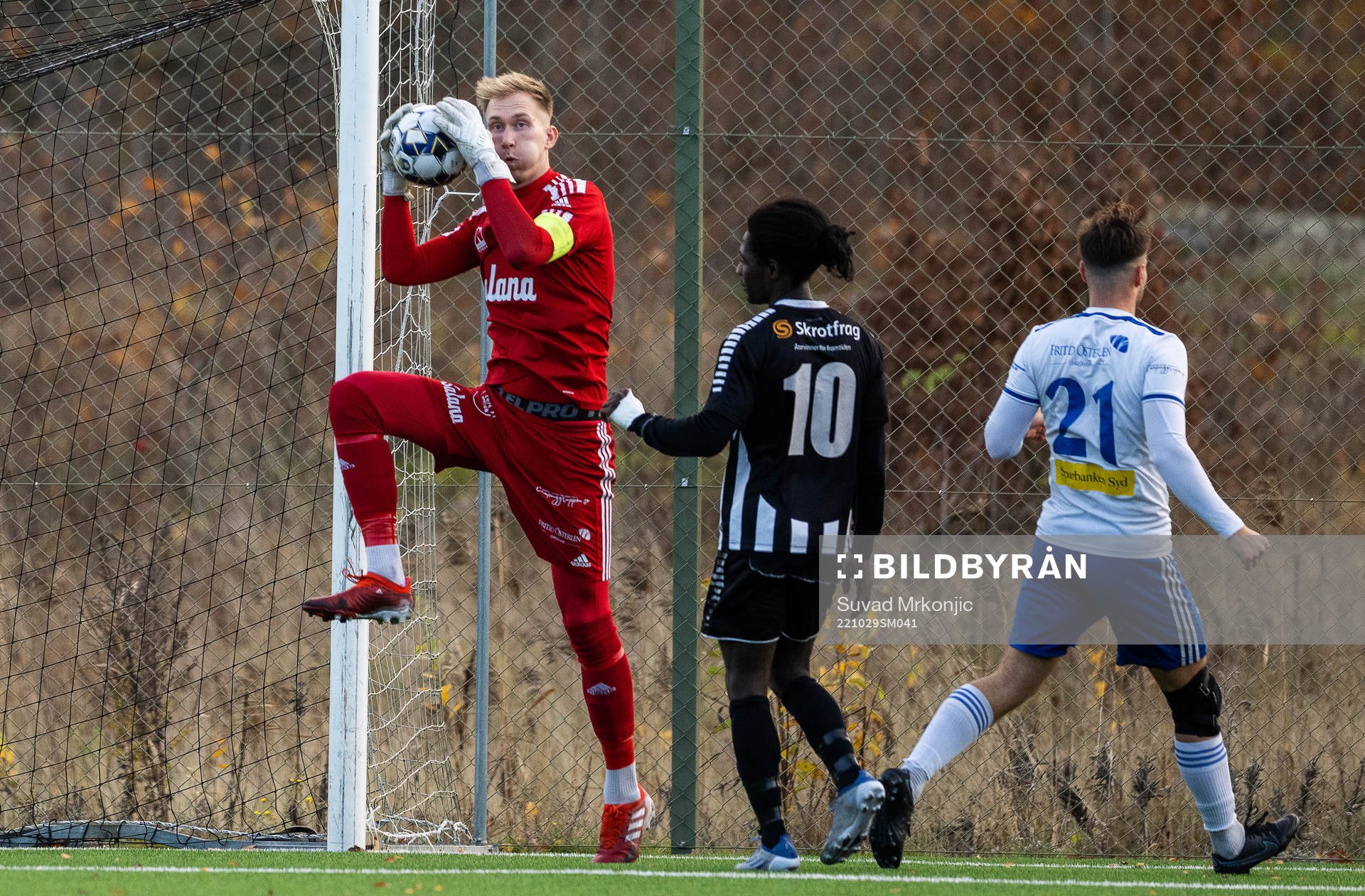 Simrishamns målvakt Tobias Lövkvist och Högsbys Ibrahim