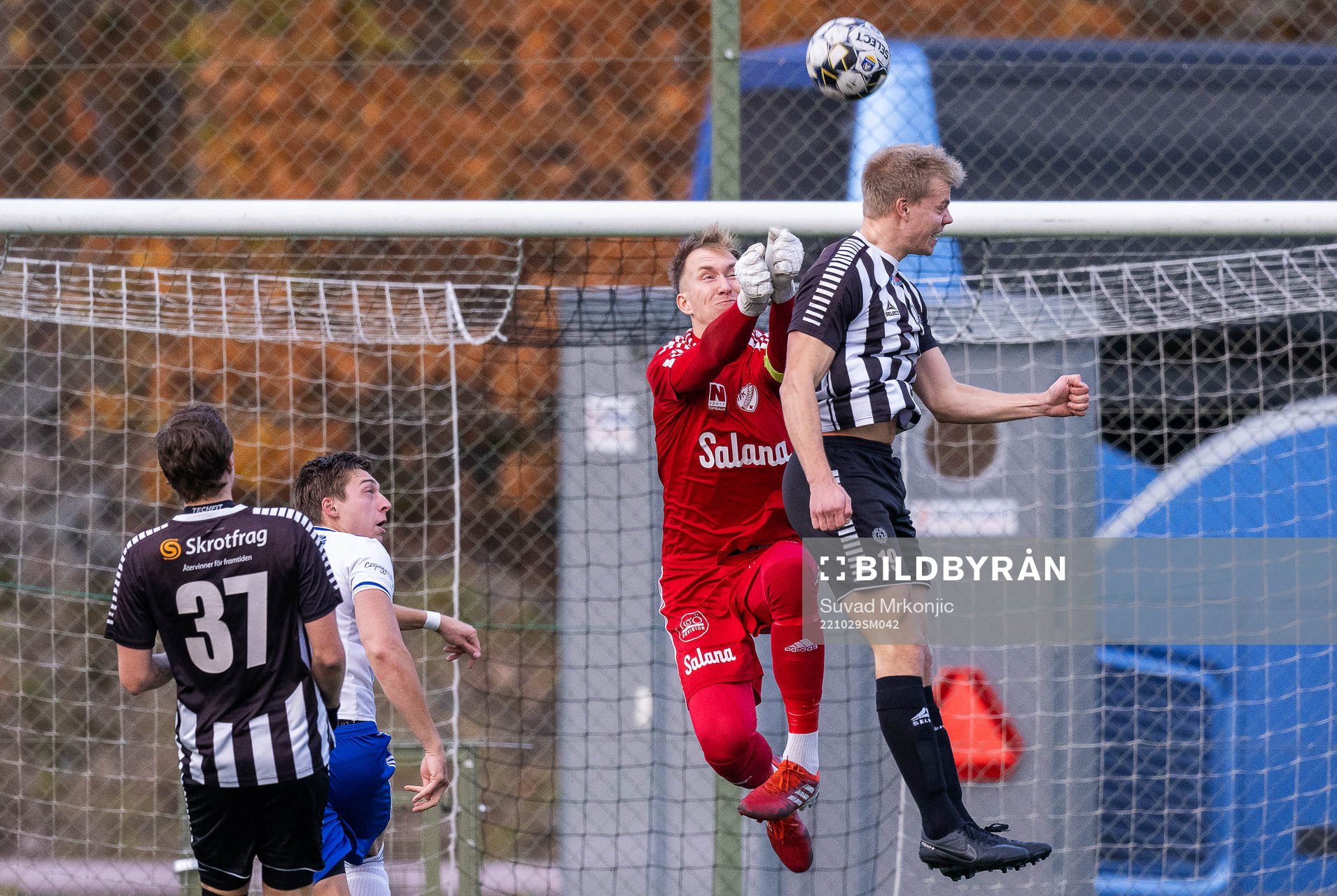 Simrishamns målvakt Tobias Lövkvist och Högsbys Johan