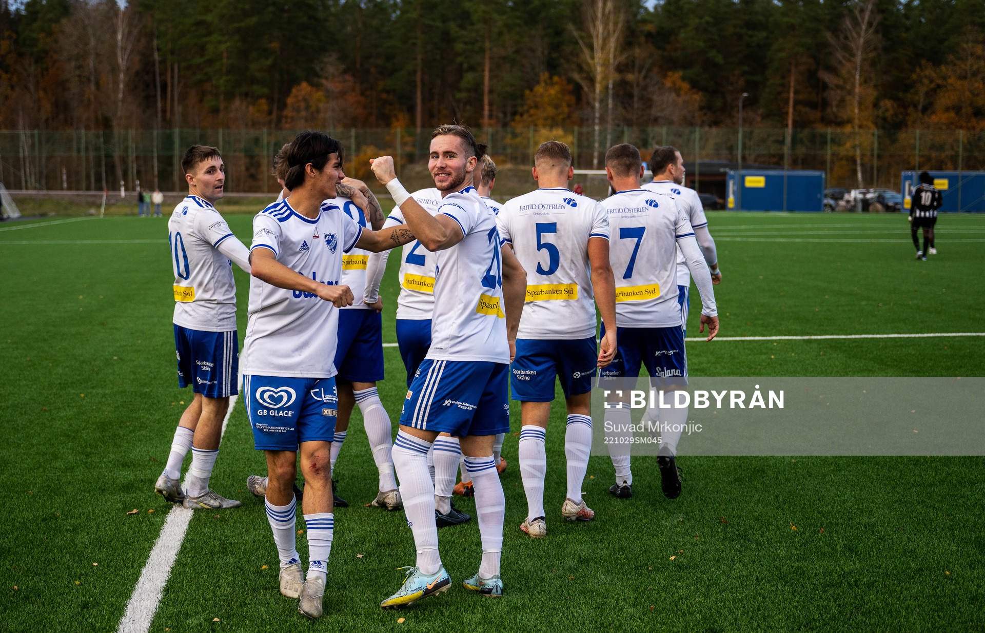 Simrishamns Emil Sjögren och Pontus Wiktorsson jublar efter 0-3 under fotbollsmatchen i kvalet till division 2 mellan Högsby och Simrishamn den 29 oktober 2022 i Högsby.