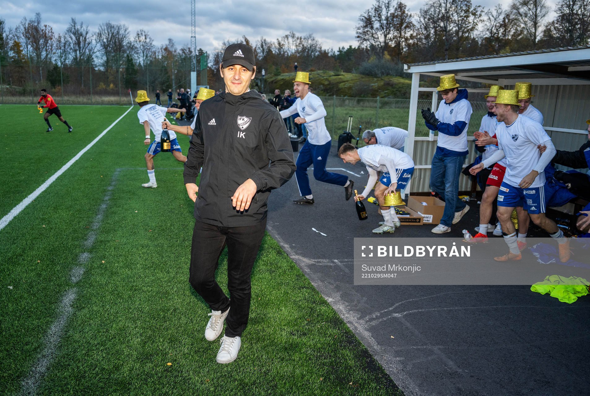 Simrishamns tränare Izet Kaljic jublar