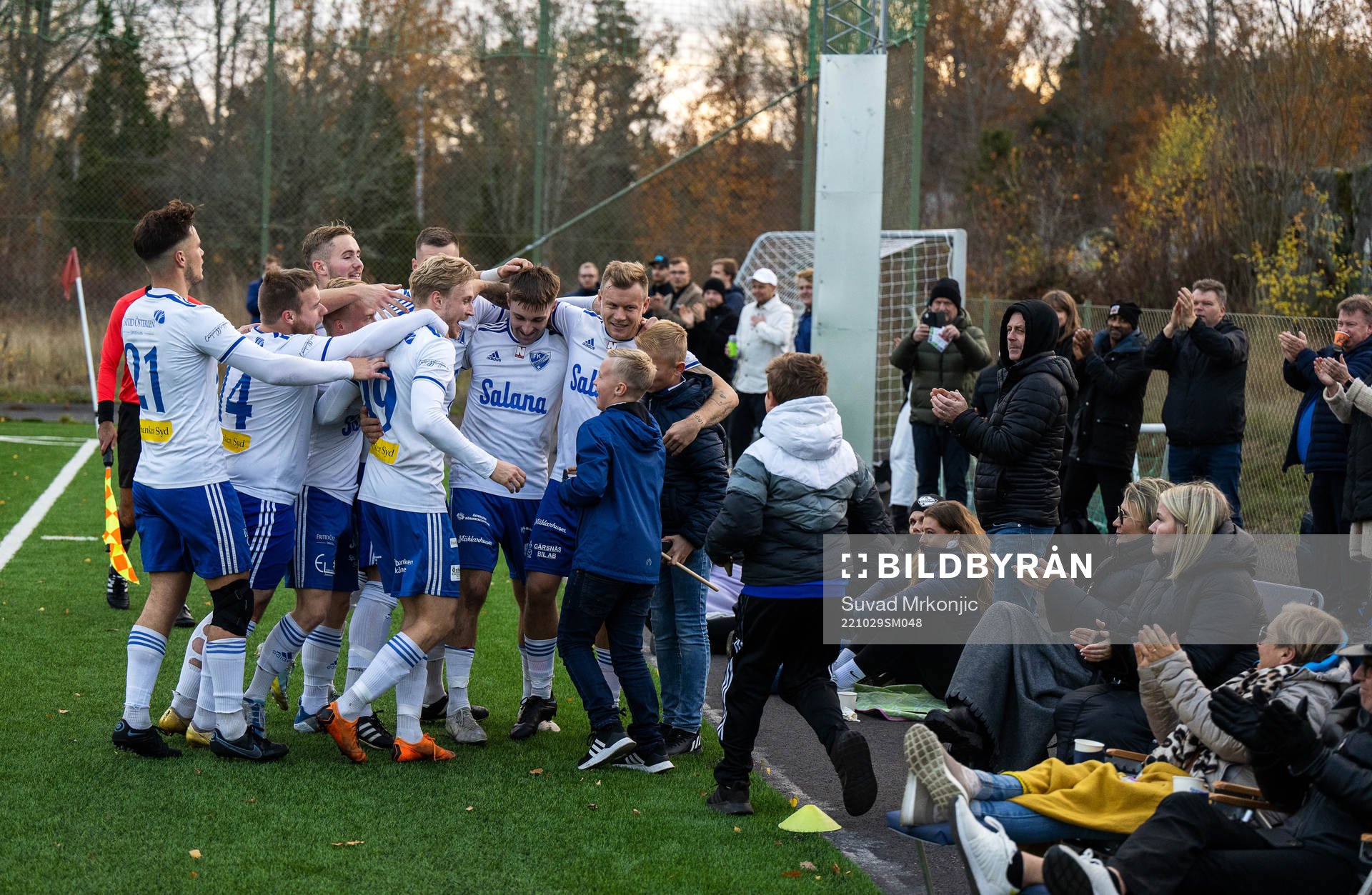 Simrishamns spelare jublar med fansen