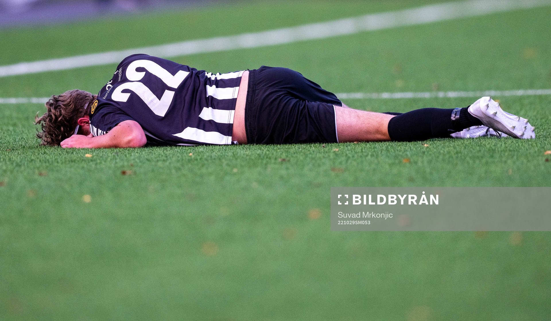 Högsbys Hannes Johansson under fotbollsmatchen i kvalet till division 2 mellan Högsby och Simrishamn den 29 oktober 2022 i Högsby.