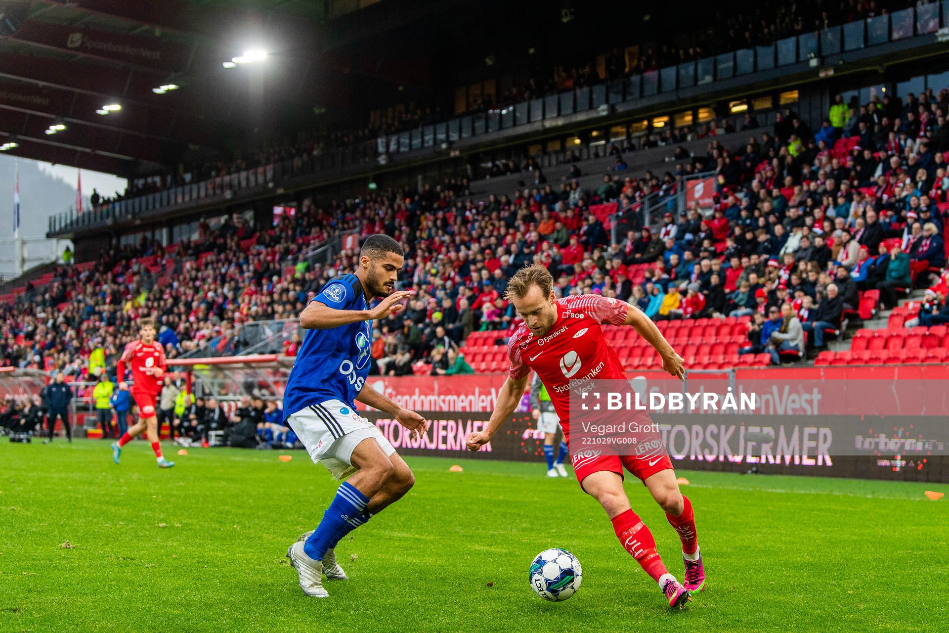 Aaron Kiil Olsen of KFUM and Bård Finne of Brann