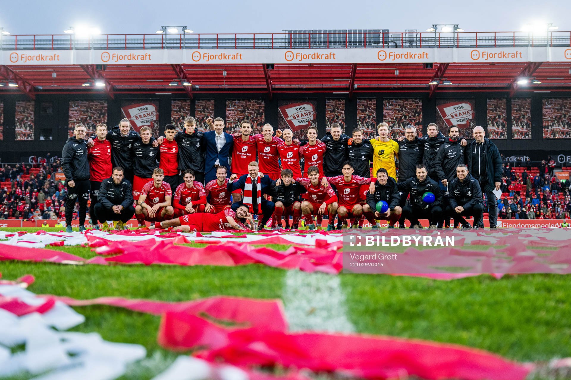 Players and staff of Brann celebrate after the OBOS-ligaen football match between Brann and KFUM on October 29, 2022 in Bergen. Top left: goalkeeper Eirik Holmen Johansen, Aune Selland Heggebø, Isak Tomar Hjorteseth, Rasmus Holten, Runar Hove, Fredrik Pallesen Knudsen, Vegard Leikvoll Moberg, Ruben Kristiansen, Felix Horn Myhre, assistant coach Erik Huseklepp, Frederik Lindbøg Børsting, goalkeeper Mathias Dyngeland. Front left: goalkeeper Markus Olsen Pettersen, Ole Didrik Blomberg, Kasper Skaanes, Bård Finne, Niklas Castro, Sivert Heltne Nilsen, Niklas Jensen Wassberg, David Møller Wolfe, Svenn Crone, Mathias Rasmussen and head coach Eirik Horneland.