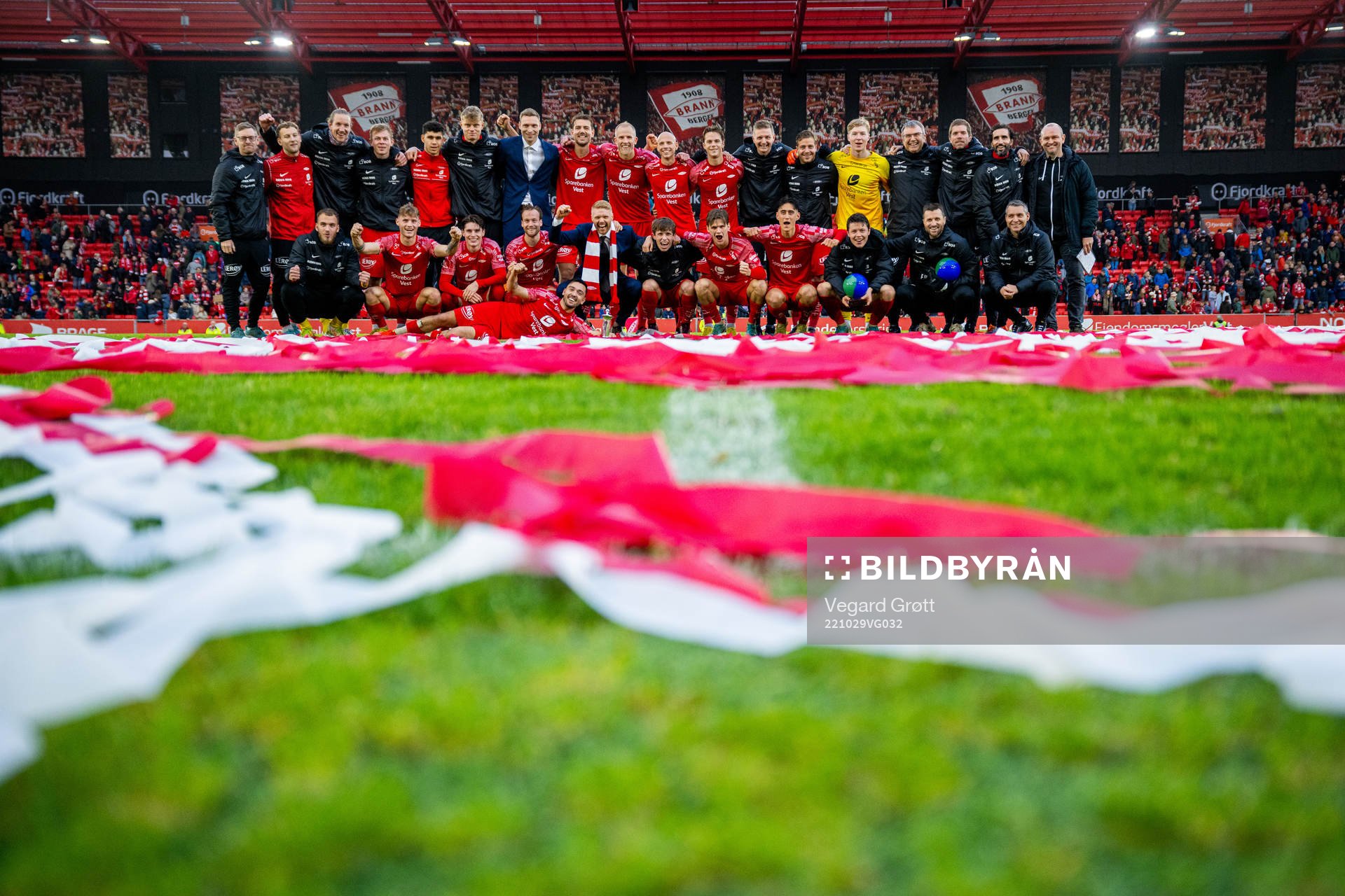 Players and staff of Brann celebrate after the OBOS-ligaen football match between Brann and KFUM on October 29, 2022 in Bergen. Top left: goalkeeper Eirik Holmen Johansen, Aune Selland Heggebø, Isak Tomar Hjorteseth, Rasmus Holten, Runar Hove, Fredrik Pallesen Knudsen, Vegard Leikvoll Moberg, Ruben Kristiansen, Felix Horn Myhre, assistant coach Erik Huseklepp, Frederik Lindbøg Børsting, goalkeeper Mathias Dyngeland. Front left: goalkeeper Markus Olsen Pettersen, Ole Didrik Blomberg, Kasper Skaanes, Bård Finne, Niklas Castro, Sivert Heltne Nilsen, Niklas Jensen Wassberg, David Møller Wolfe, Svenn Crone, Mathias Rasmussen and head coach Eirik Horneland.