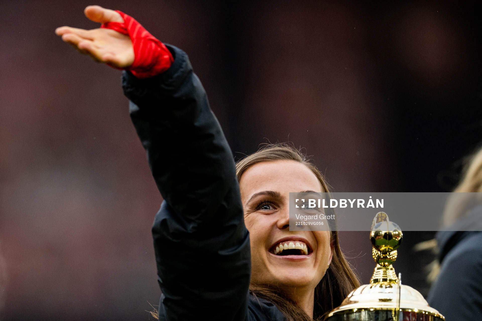 Tuva Hansen of Brann celebrates with the trophy at half-time