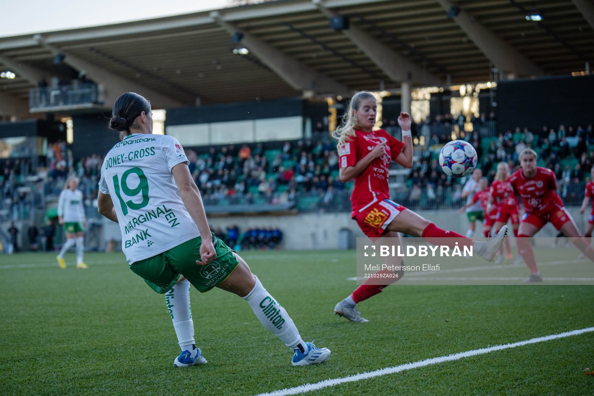 Hammarbys Kyra Cooney-Cross gör ett inlägg