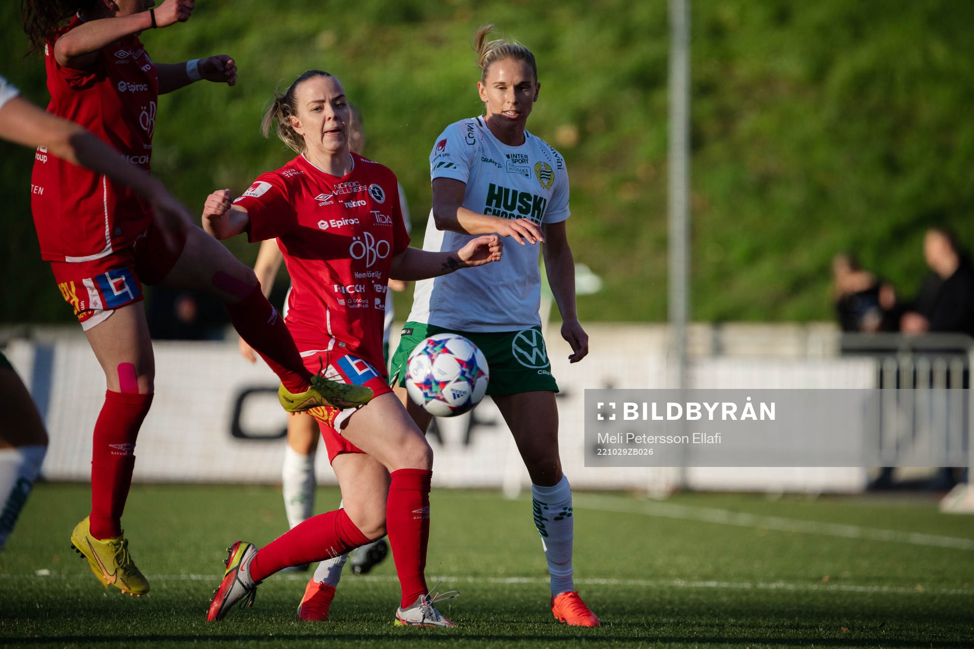 Örebros Berglind Ros Augustdottir och Hammarbys Jonna