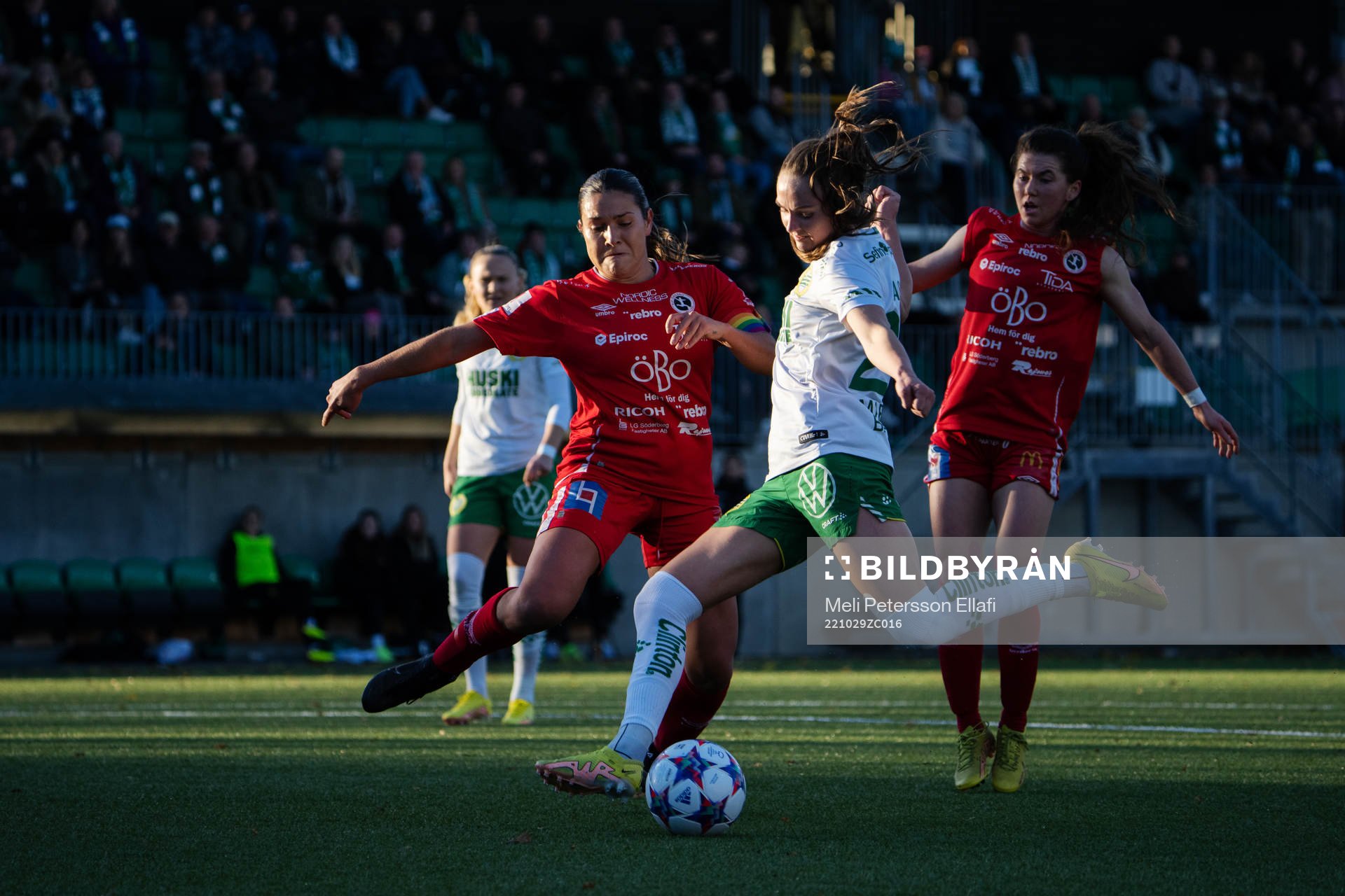 Hammarbys Elise Kellond-Knight i en närkamp med Örebros