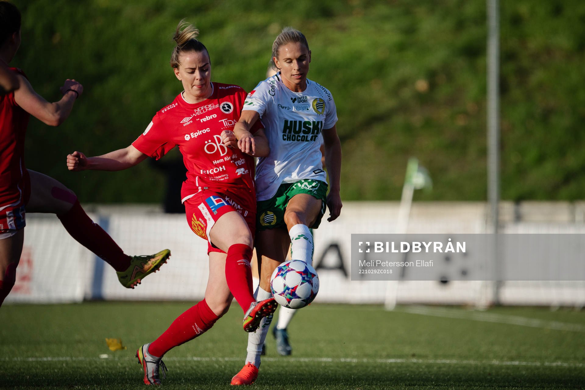 Örebros Berglind Ros Augustdottir och Hammarbys Jonna