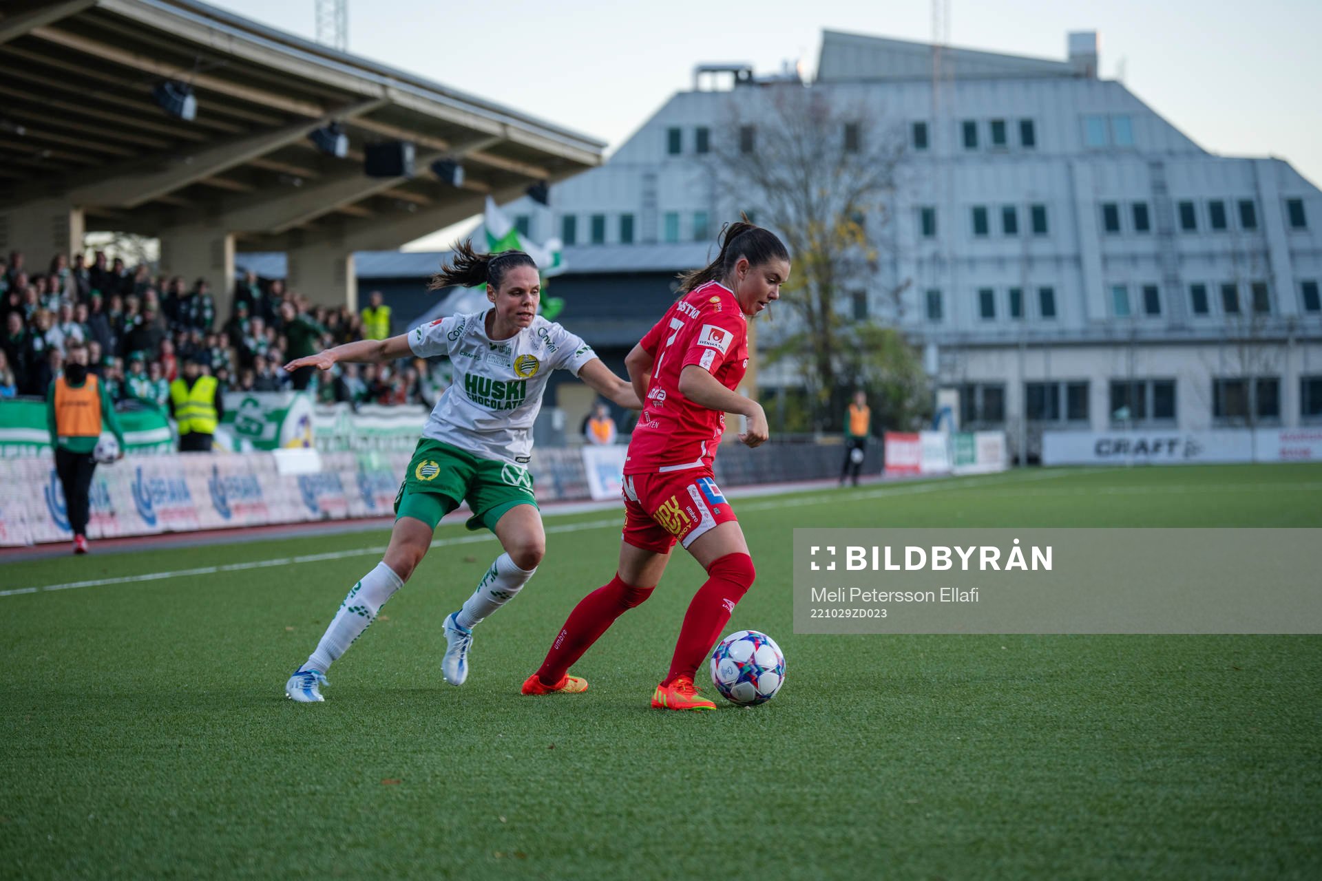 Hammarbys Simone Boye Sørensen i en närkamp med Örebros