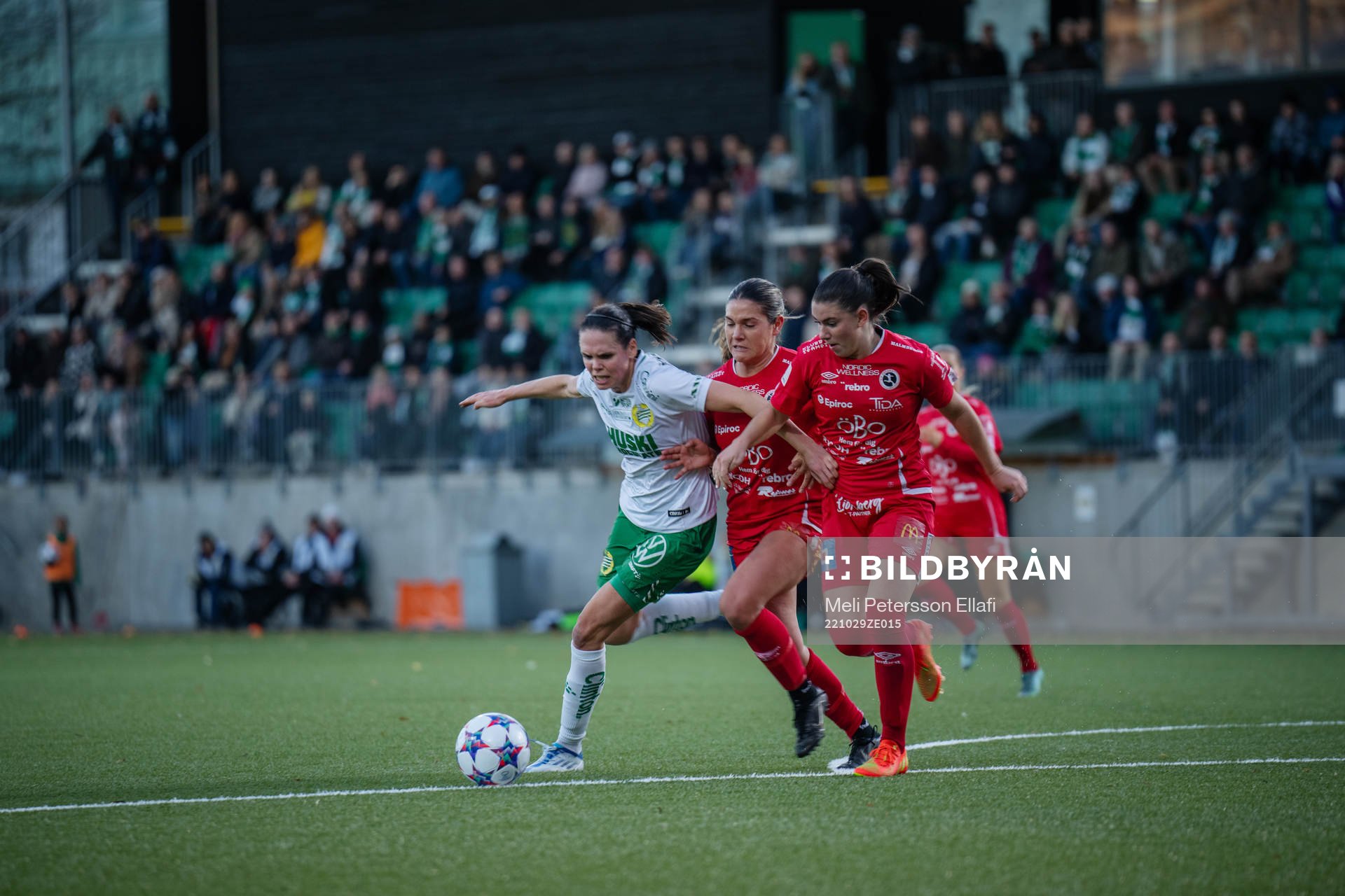 Hammarbys Simone Boye Sørensen i en närkamp med Örebros