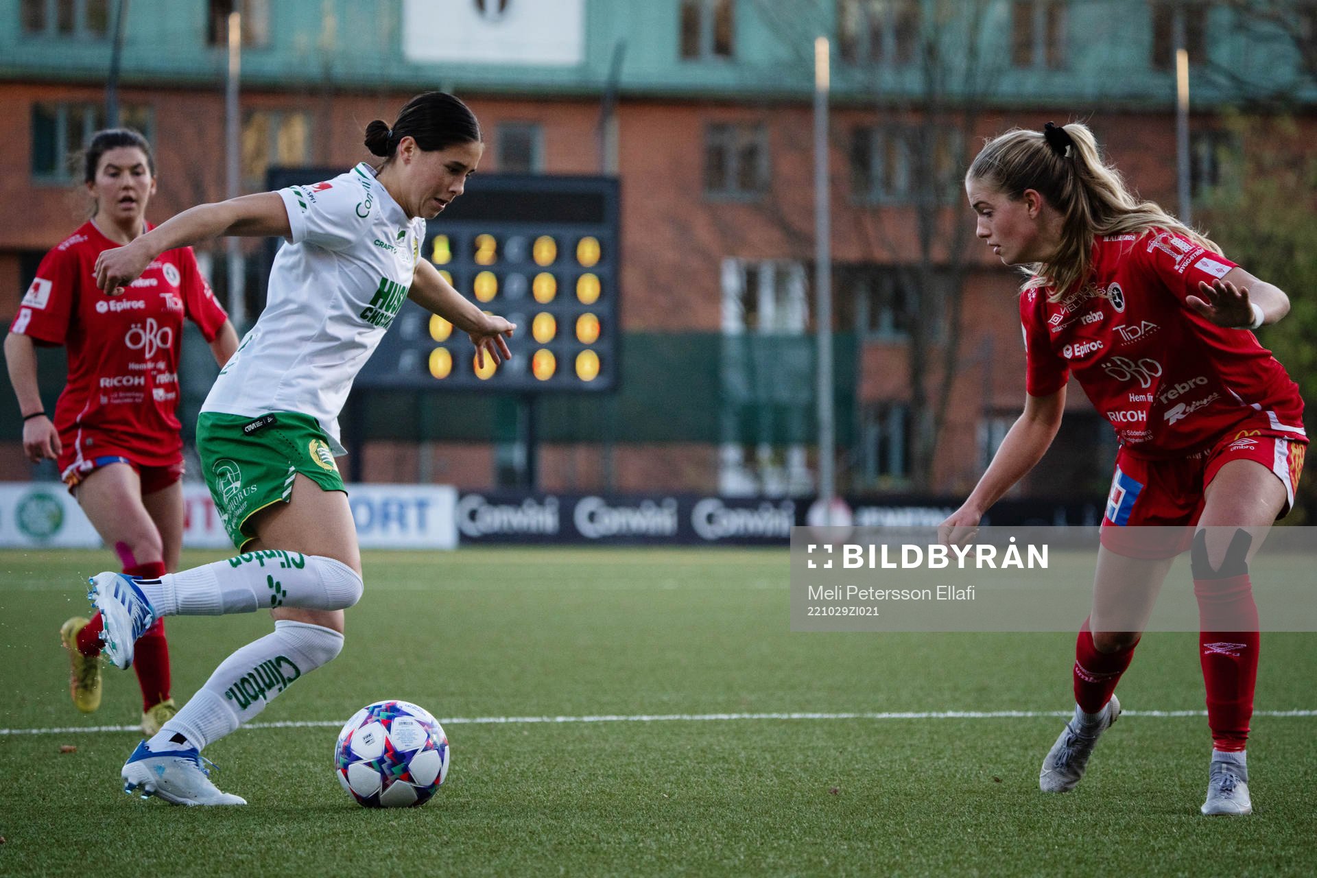 Hammarbys Kyra Cooney-Cross i en närkamp med Örebros