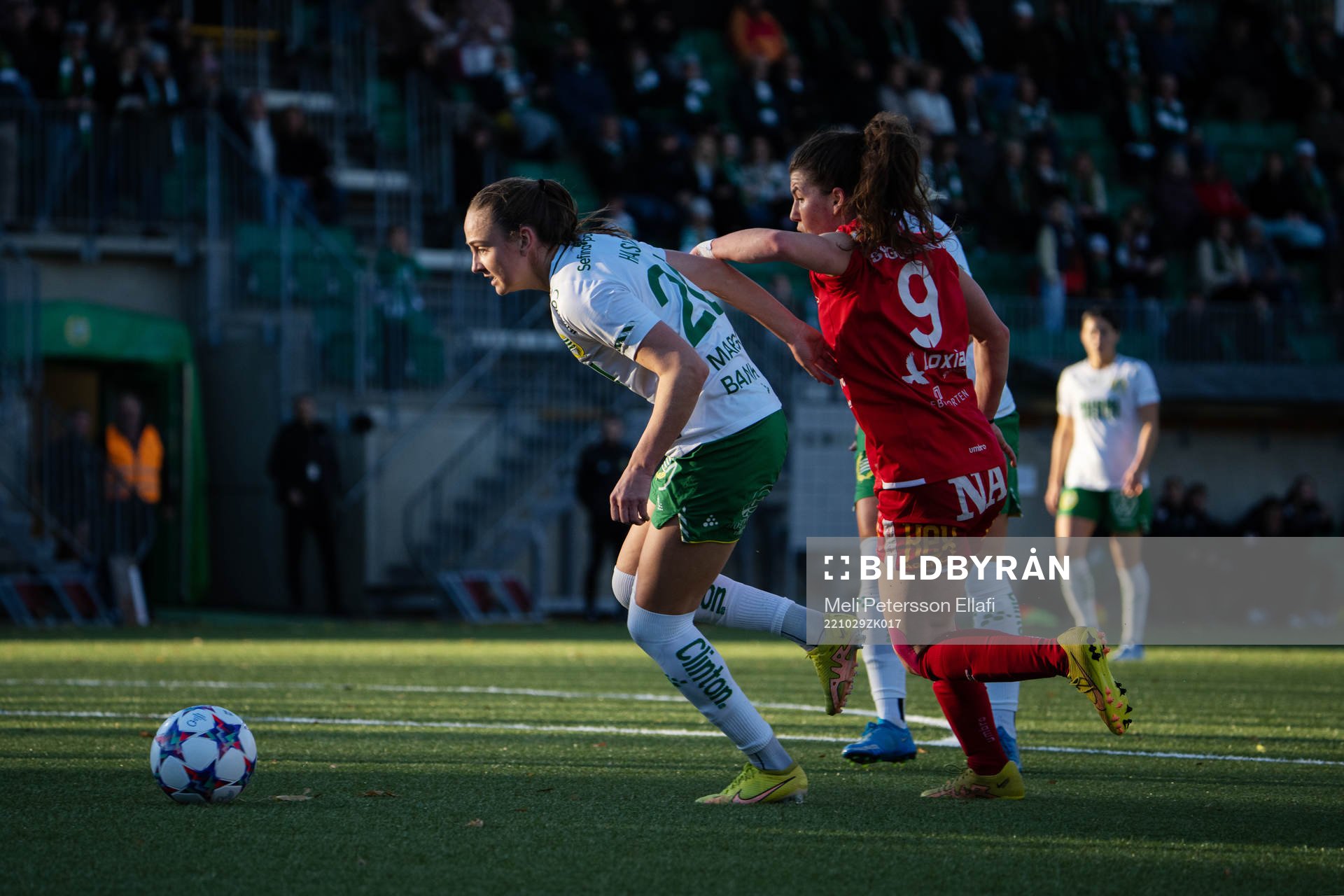 Hammarbys Elise Kellond-Knight i en närkamp med Örebros Elizabeth Pechersky under fotbollsmatchen i Damallsvenskan mellan Hammarby och Örebro den 29 oktober 2022 i Stockholm.