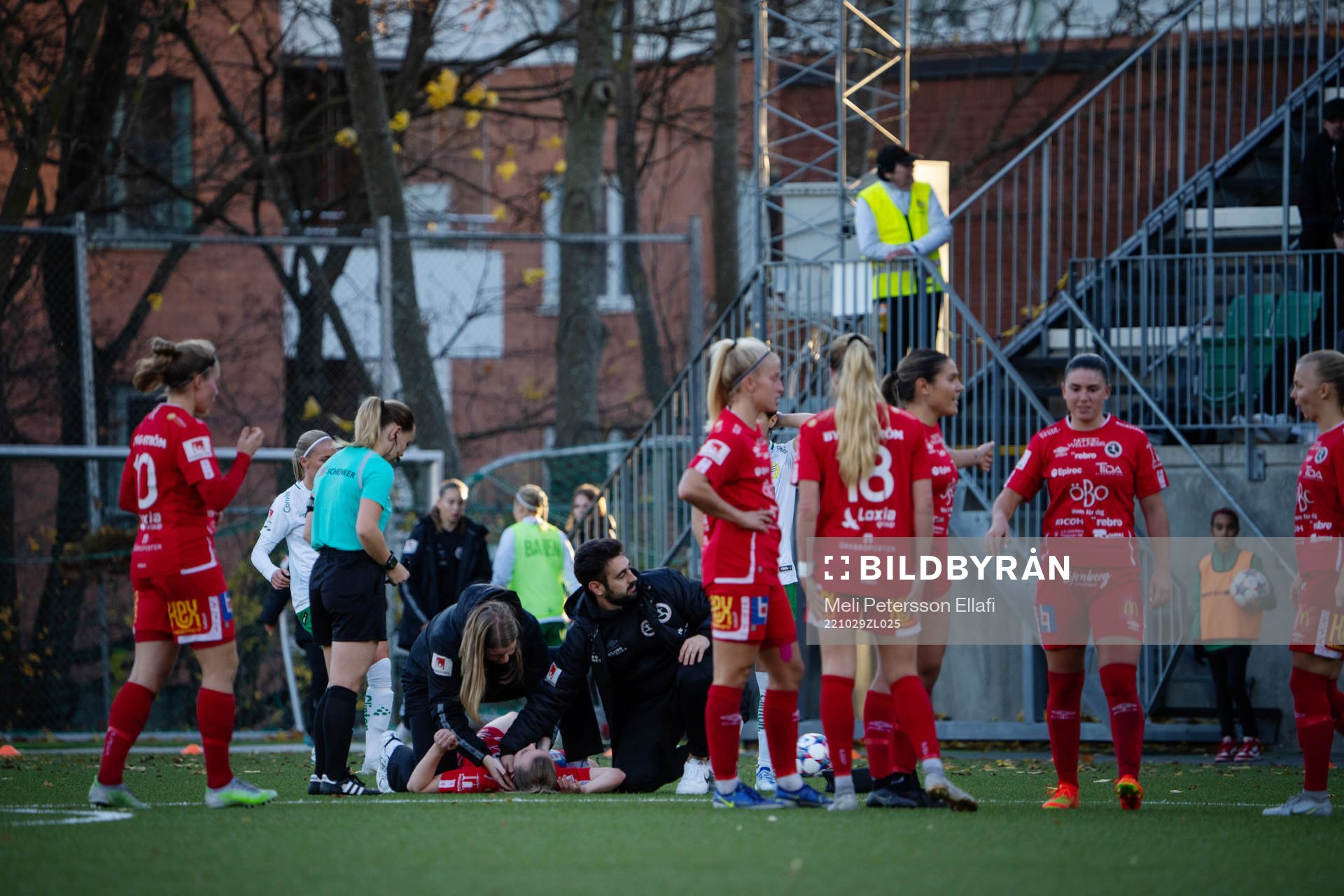 Örebros Berglind Ros Augustdottir blir liggande på marken