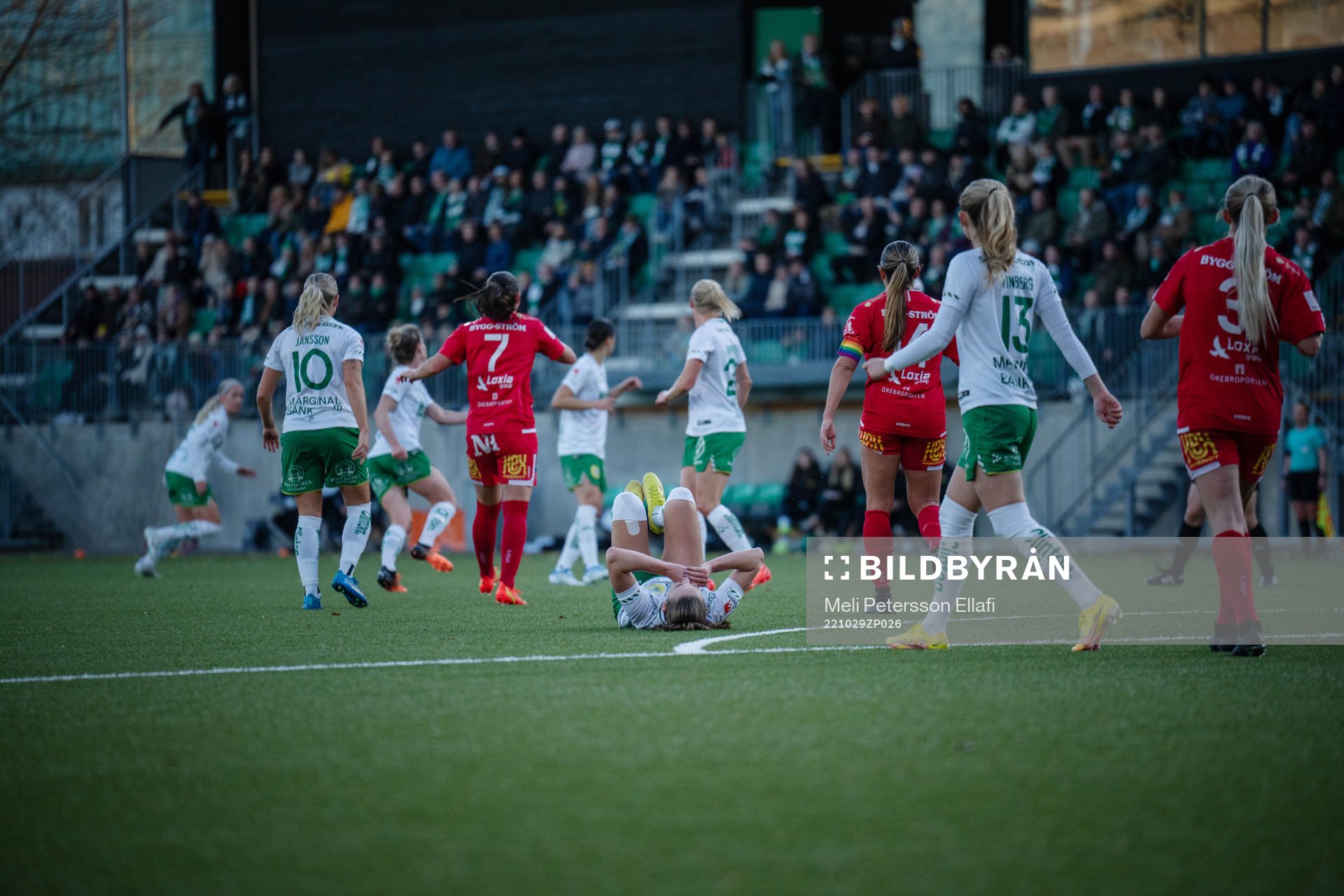 Hammarbys Vilde Hasund ligger kvar på marken