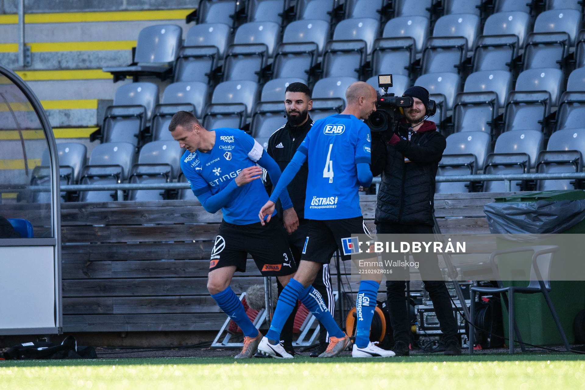 Halmstads Andreas Johansson ersätts av Alexander Berntsson under fotbollsmatchen i Superettan mellan AFC Eskilstuna och Halmstad den 29 oktober 2022 i Eskilstuna. 