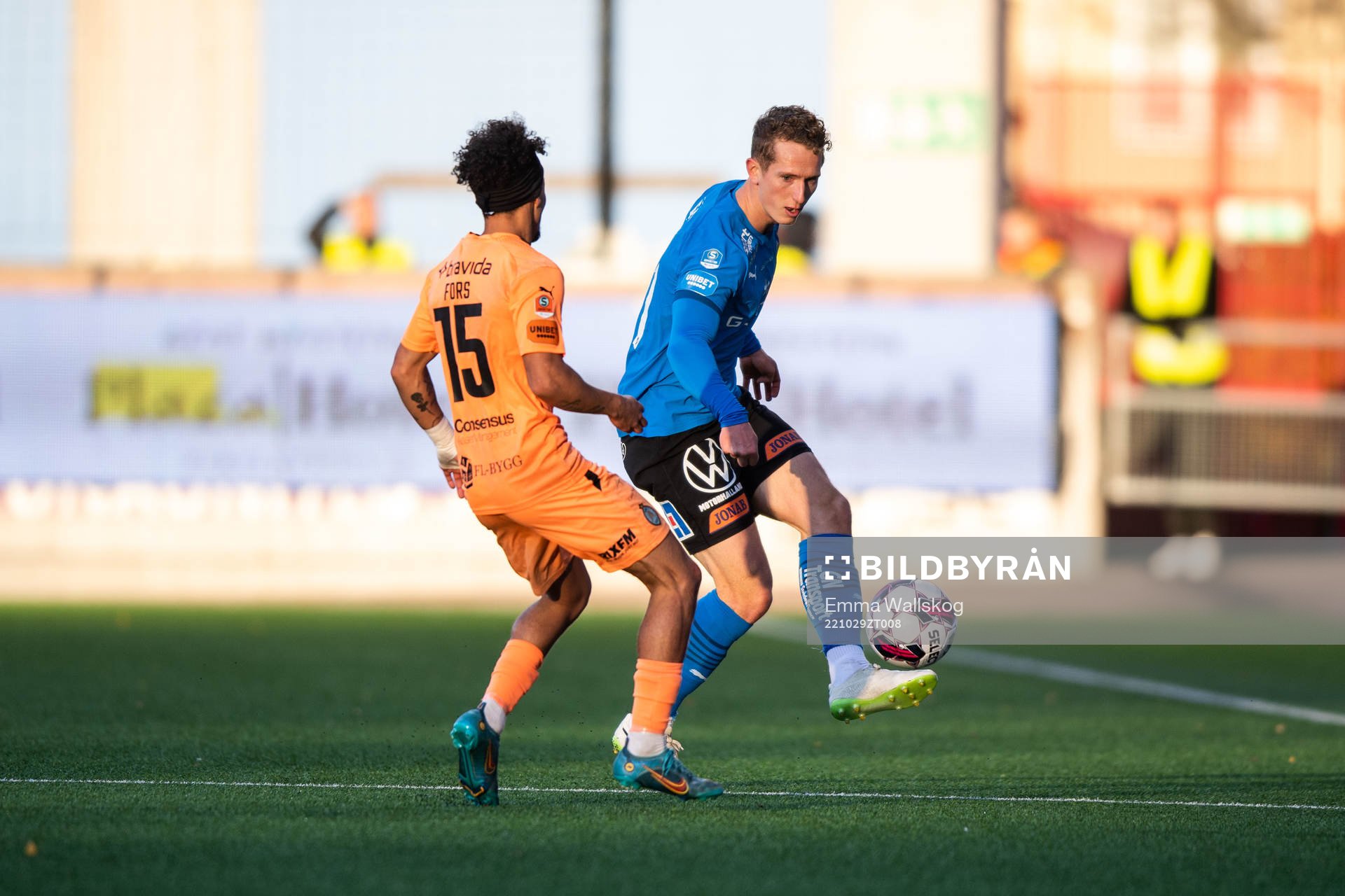 AFC Eskilstunas Victor Fors och Halmstads Andreas Bengtsson under fotbollsmatchen i Superettan mellan AFC Eskilstuna och Halmstad den 29 oktober 2022 i Eskilstuna.