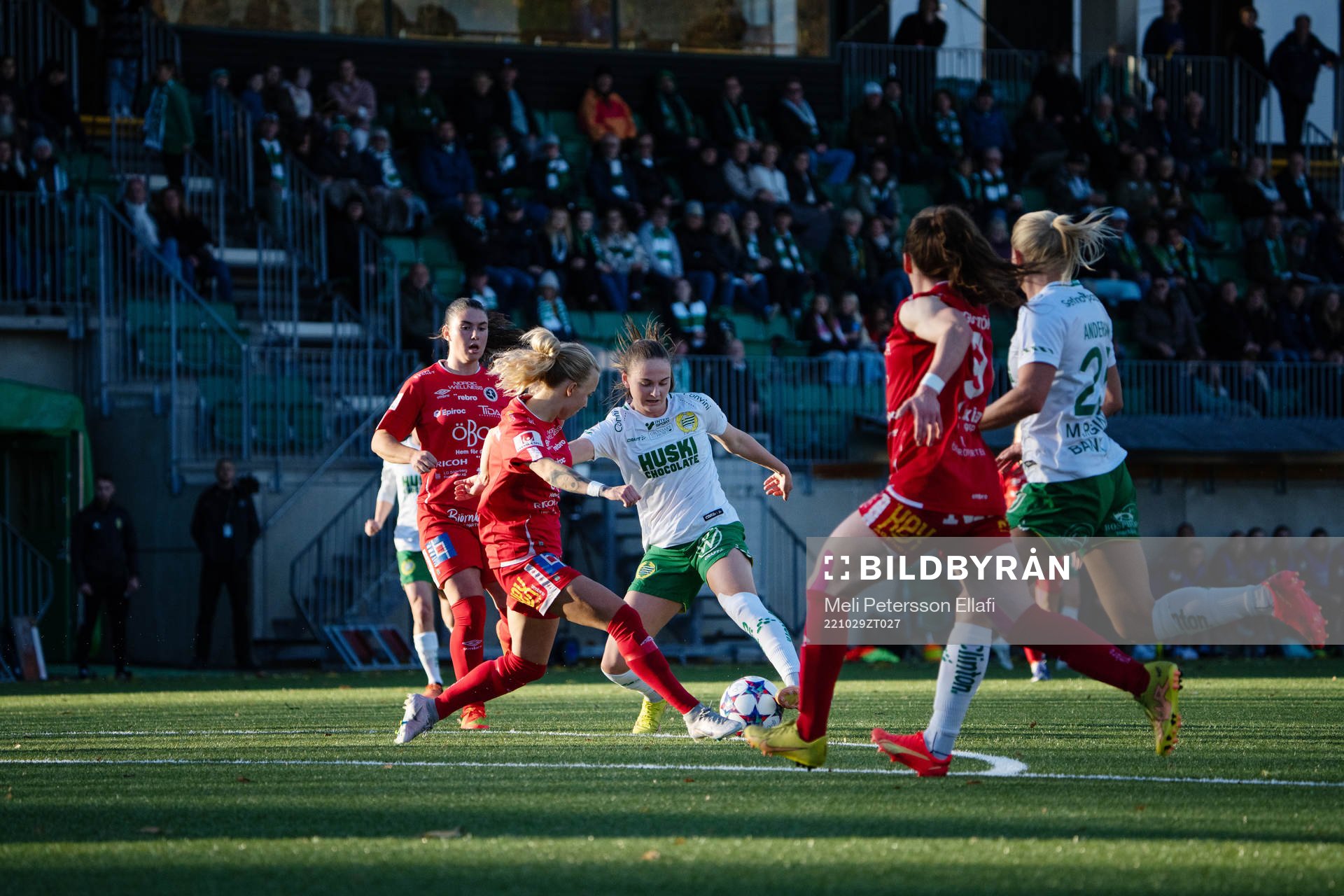 Hammarbys Vilde Hasund i en närkamp med Örebros Nathalie