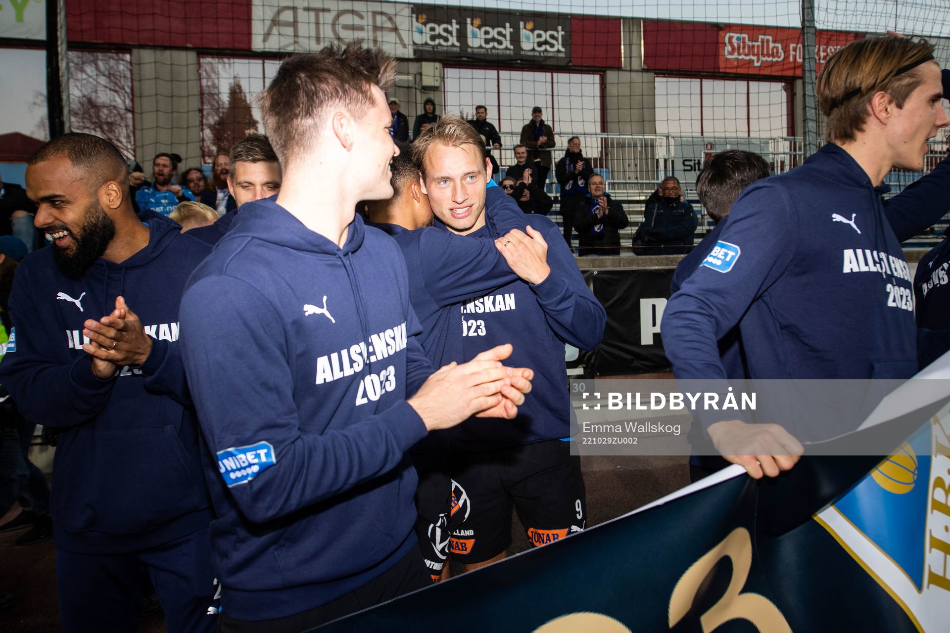 Halmstads Villiam Dahlström jublar med lagkamrat