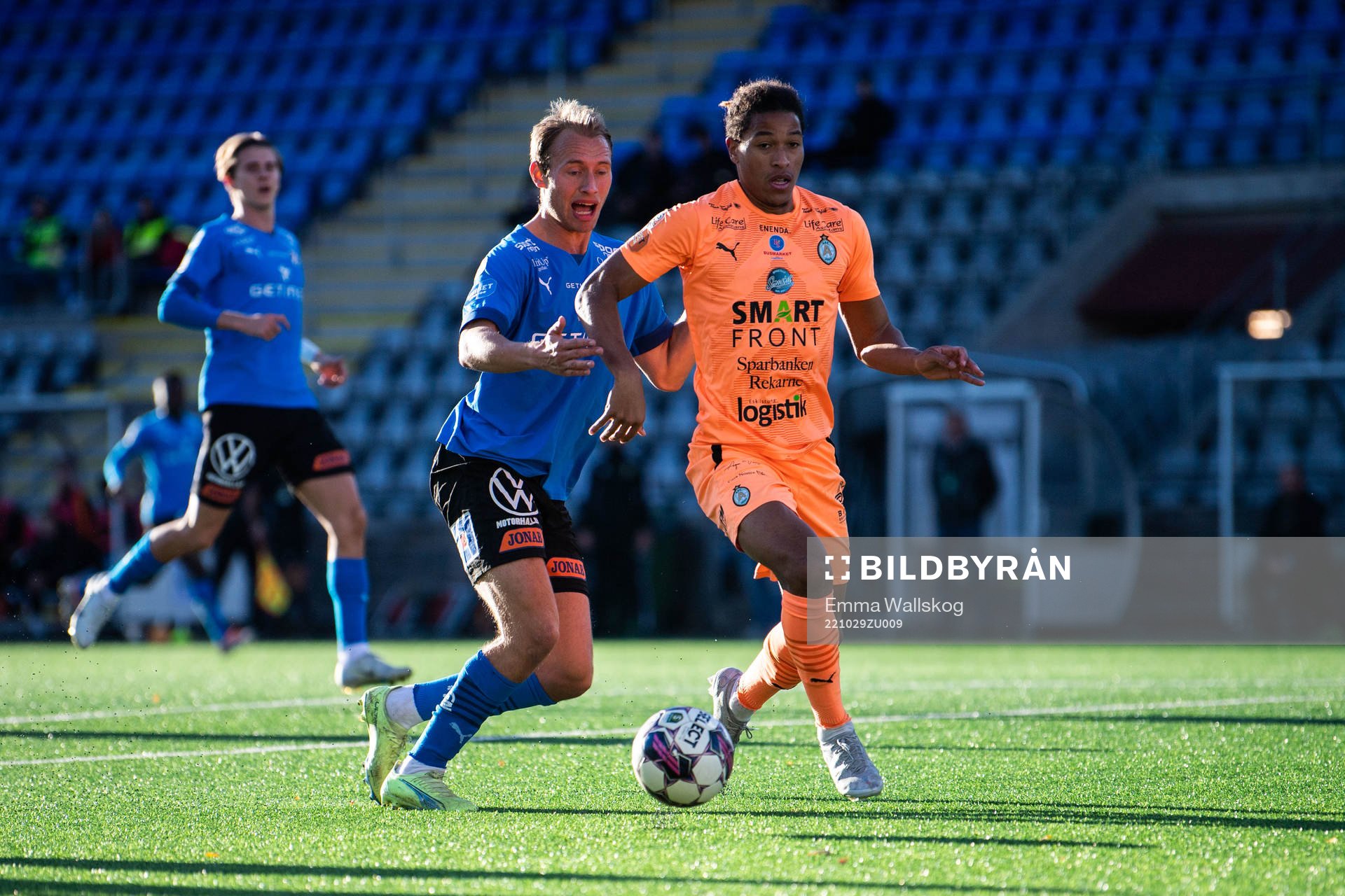 Halmstads Villiam Dahlström och AFC Eskilstunas Mikael Marques de Pombal Vivar under fotbollsmatchen i Superettan mellan AFC Eskilstuna och Halmstad den 29 oktober 2022 i Eskilstuna.