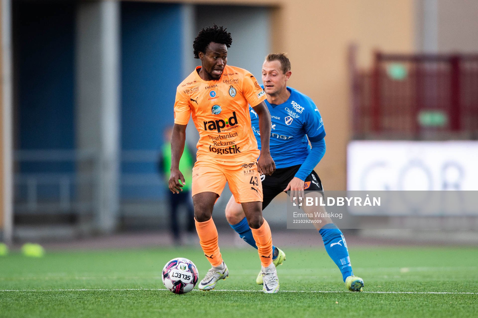 AFC Eskilstunas Abdul-Halik Hudu och Halmstads Joel