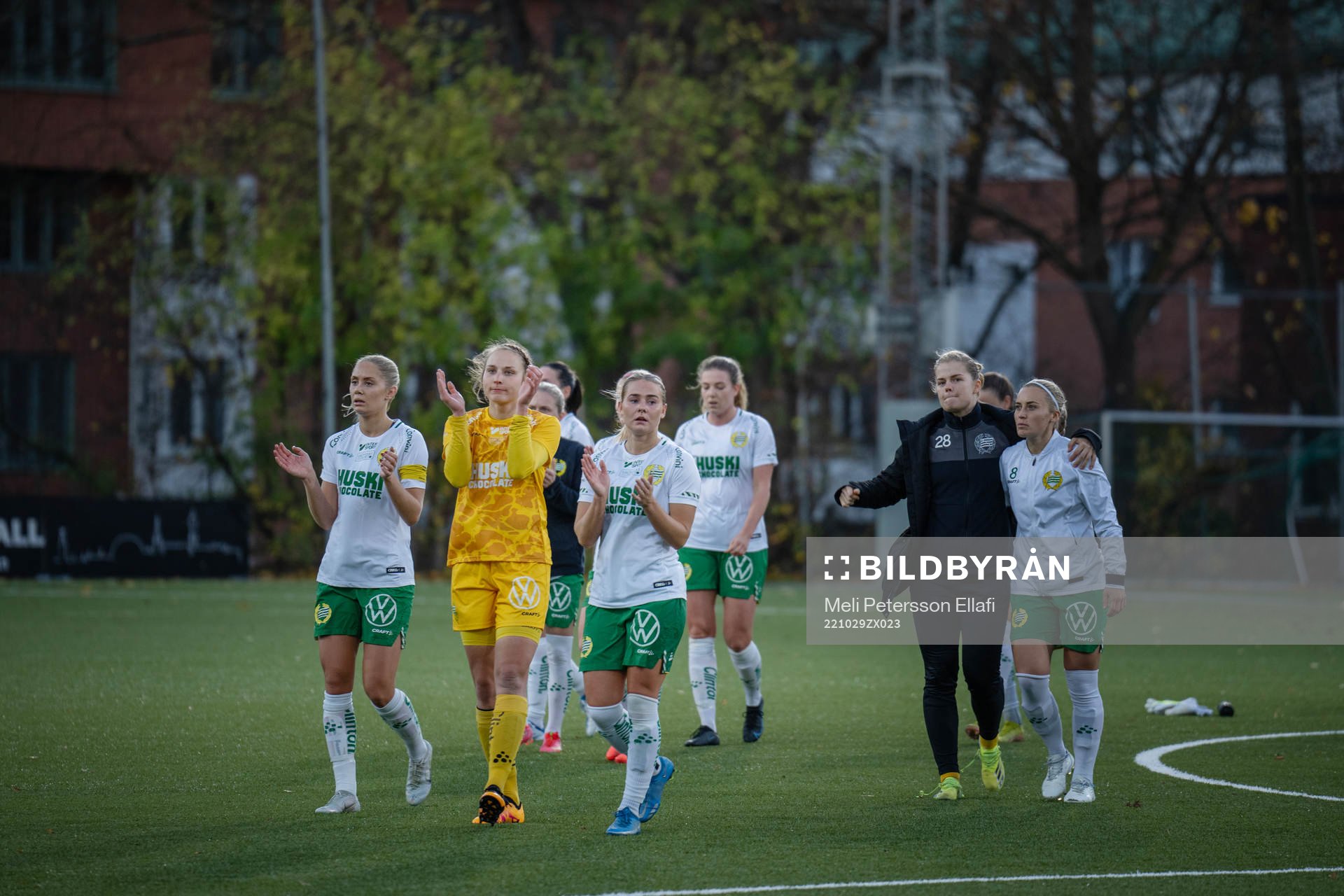 Hammarbys målvakt Anna Tamminen med lagkamrater tackar