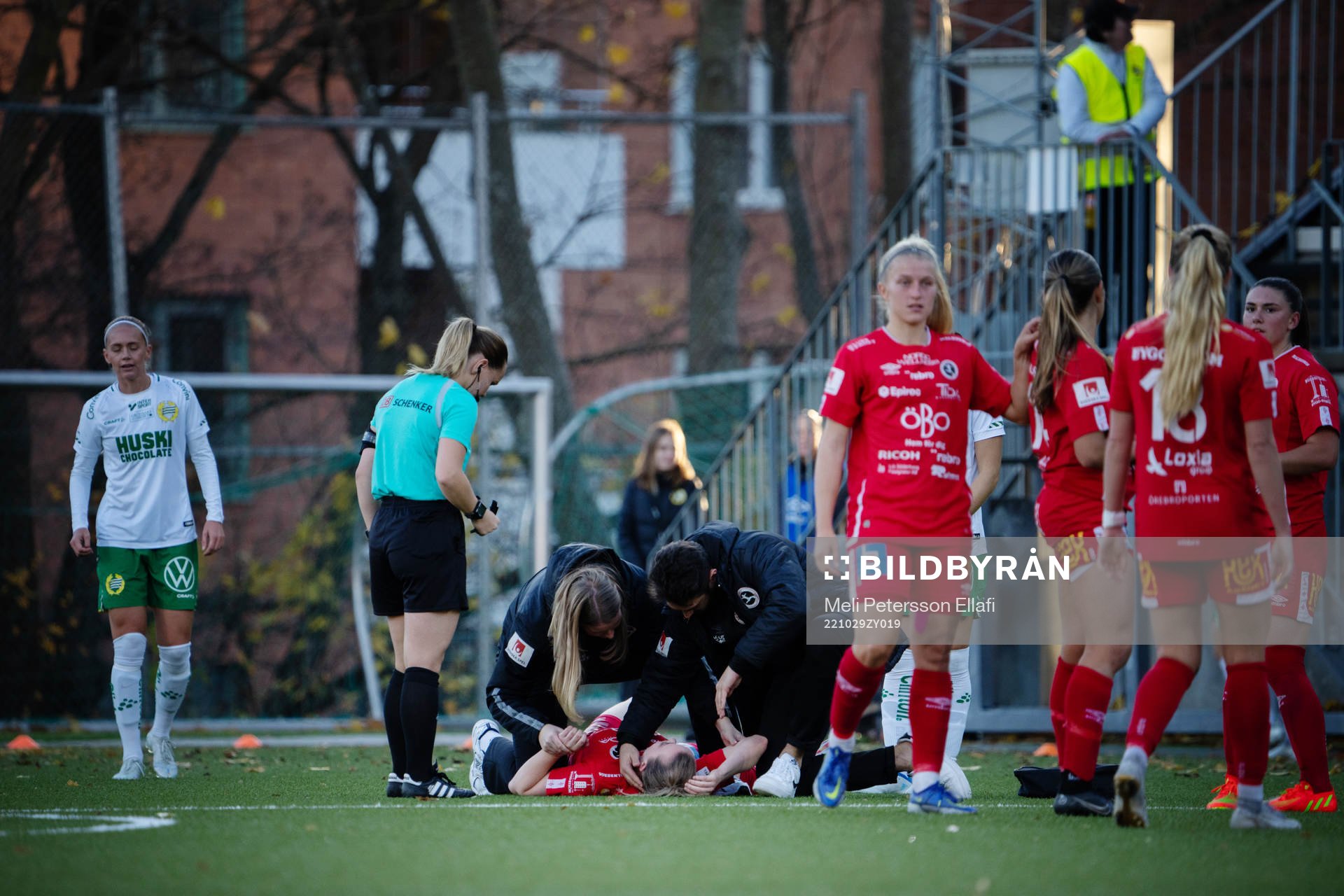 Örebros Berglind Ros Augustdottir blir liggande på marken