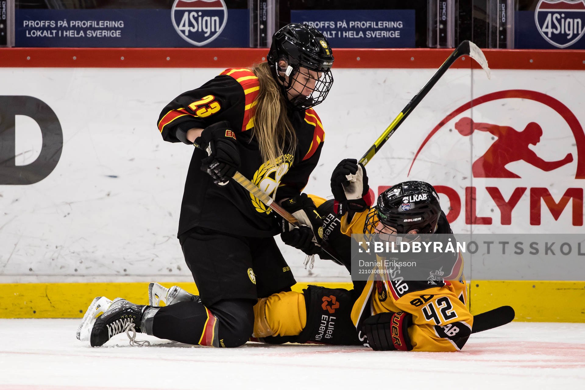 Brynäs Moa Wernblom och Luleås Viivi Vainikka