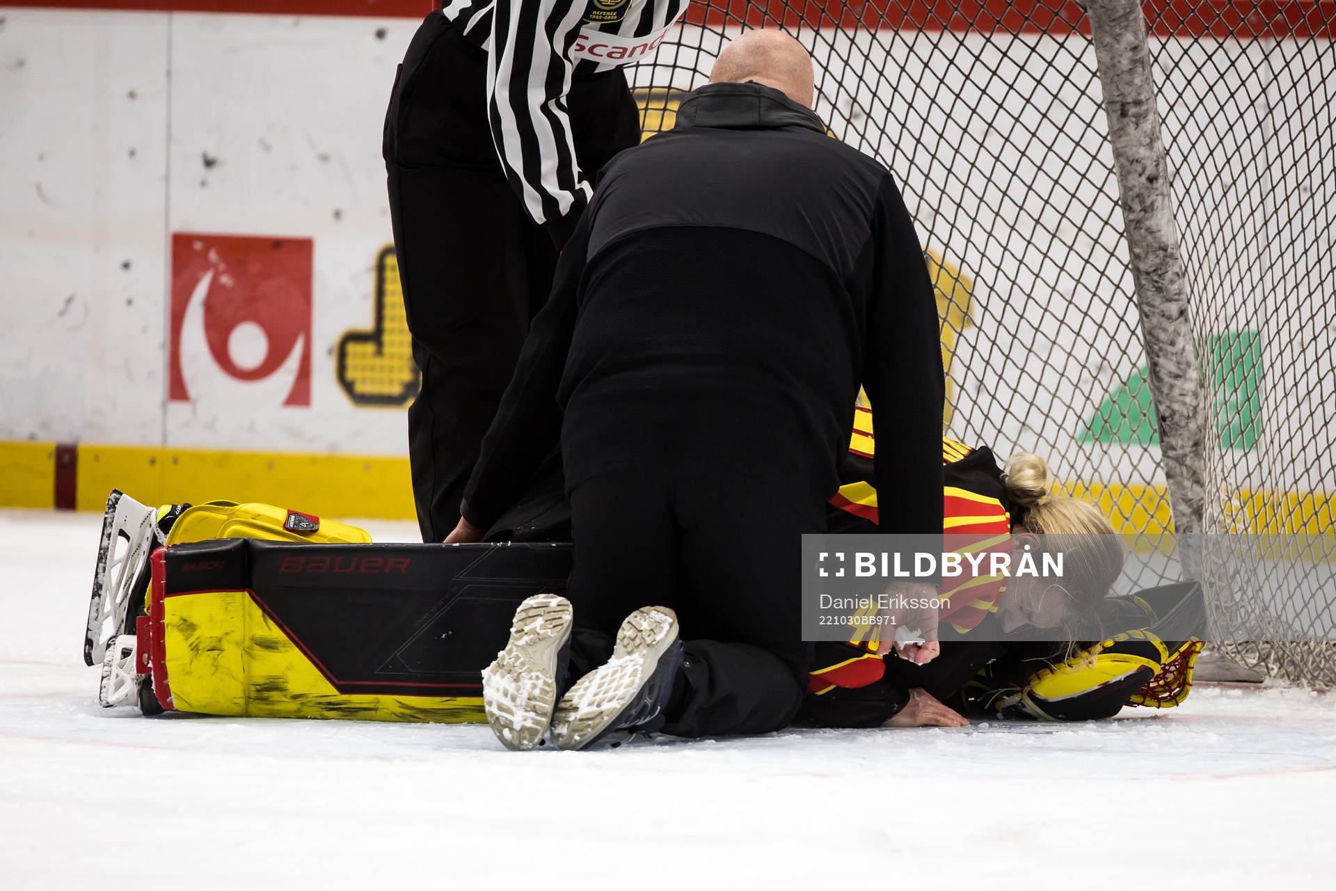 Brynäs målvakt Klara Peslarova skadas