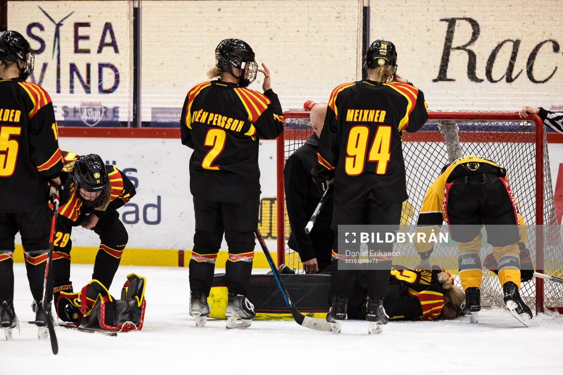 Brynäs målvakt Klara Peslarova skadas