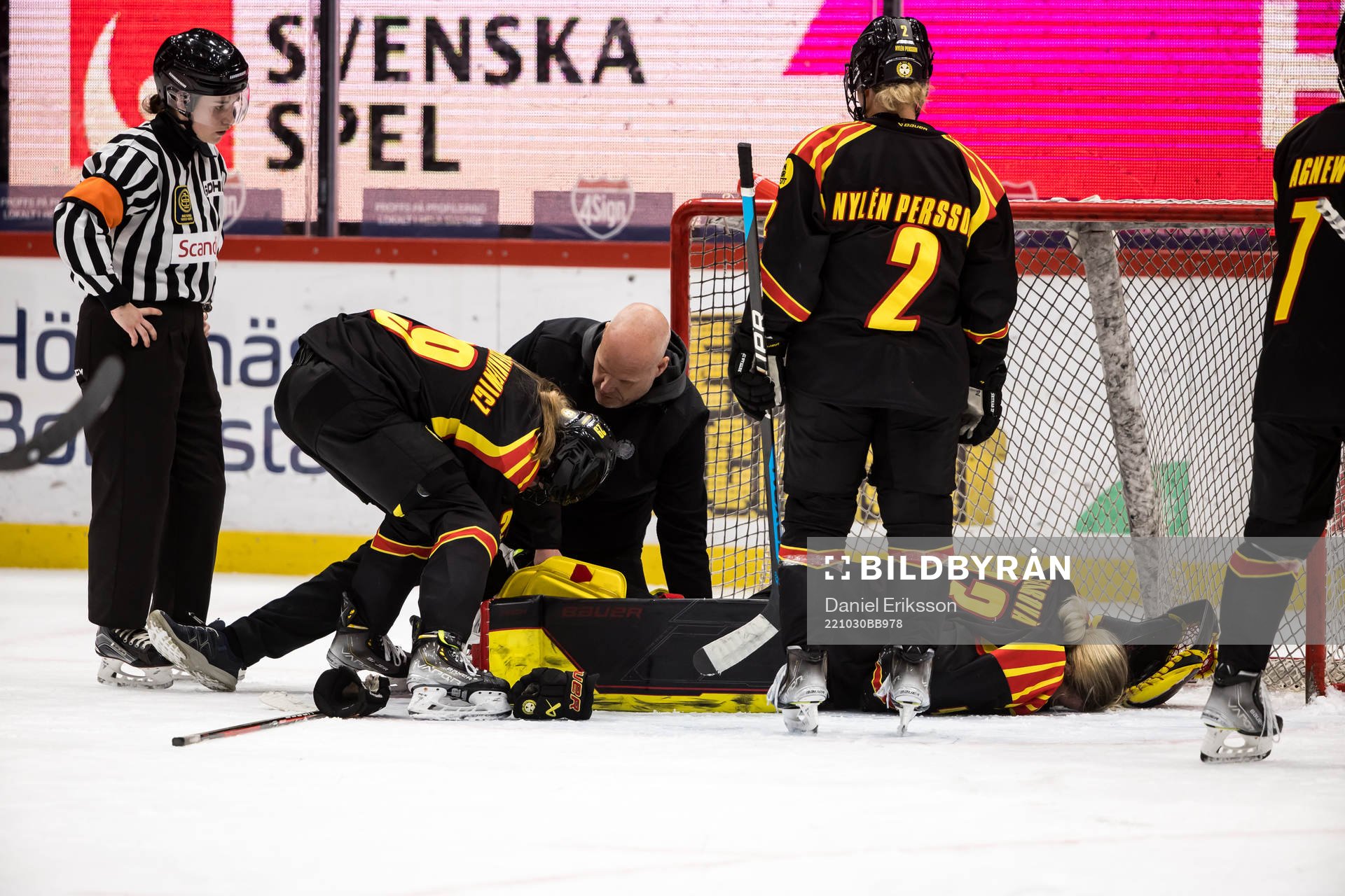 Brynäs målvakt Klara Peslarova skadas