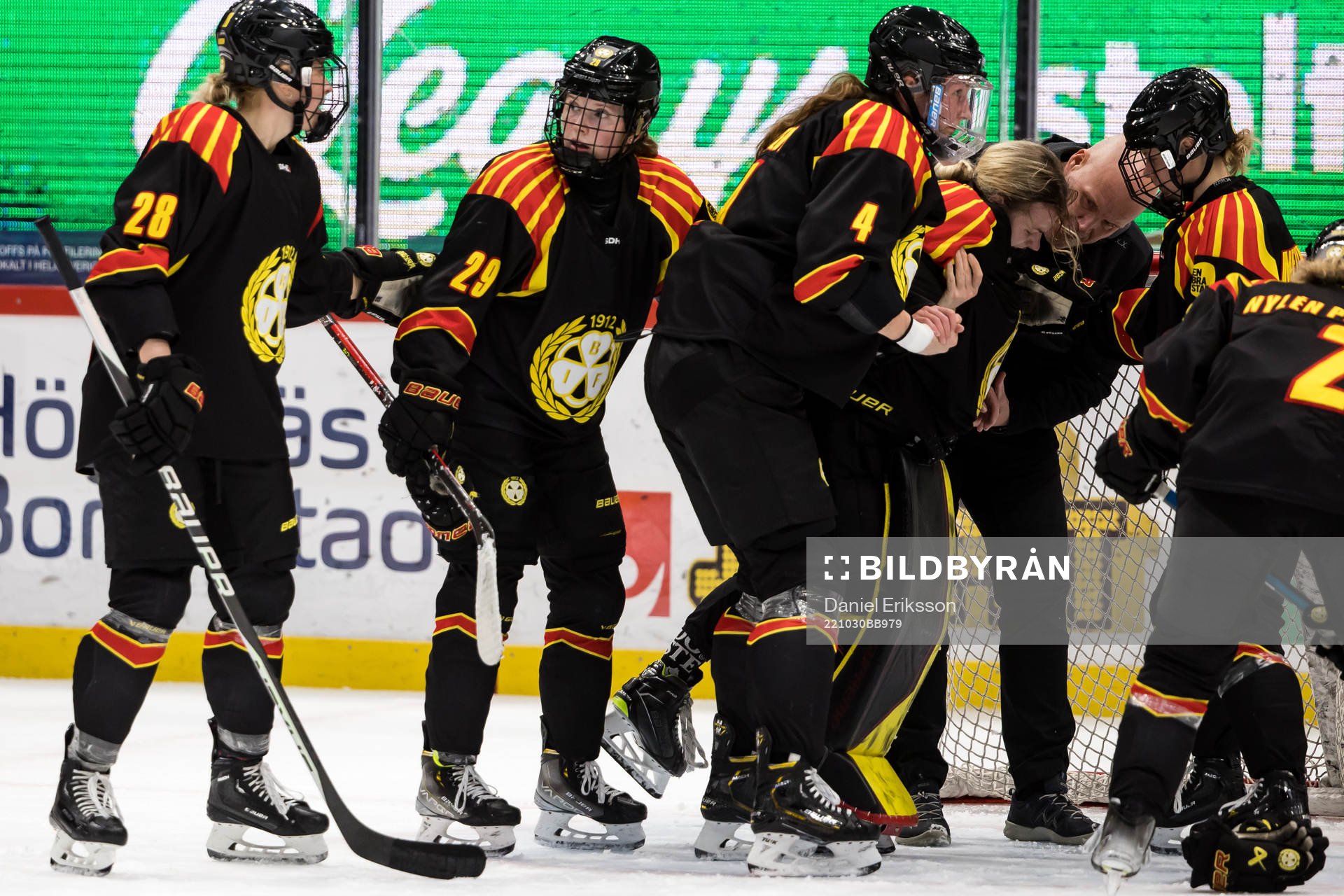 Brynäs målvakt Klara Peslarova skadas