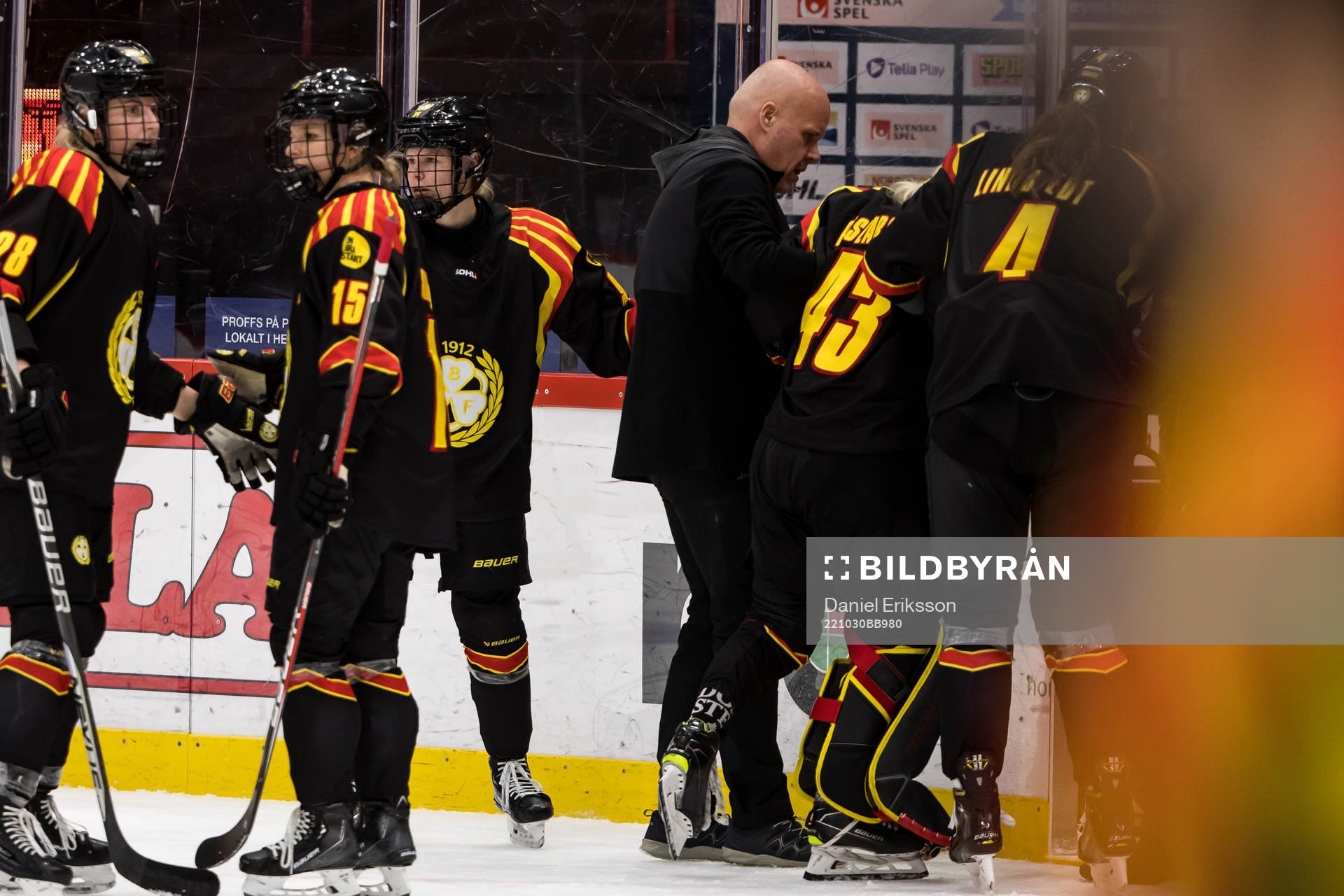 Brynäs målvakt Klara Peslarova skadas