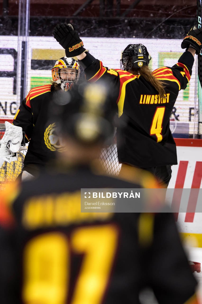 Brynäs målvakt Felicia Frank och Rosa Lindstedt jubel
