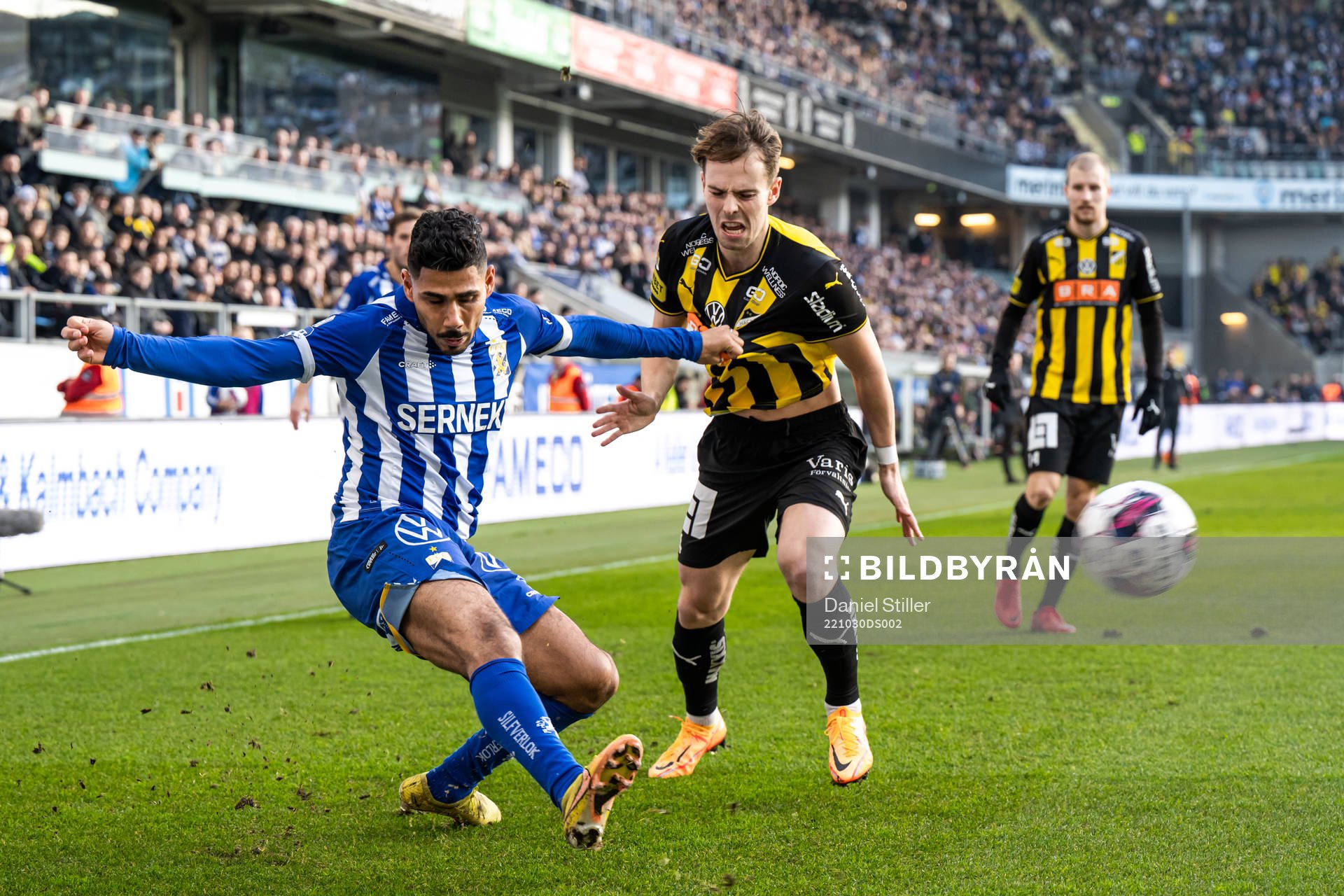 IFK Göteborgs Hosam Aiesh och Häckens Lars Olden Larsen