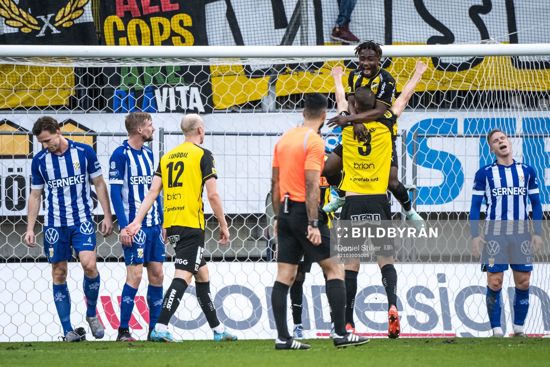 Häckens Johan Hammar jublar med lagkamrater