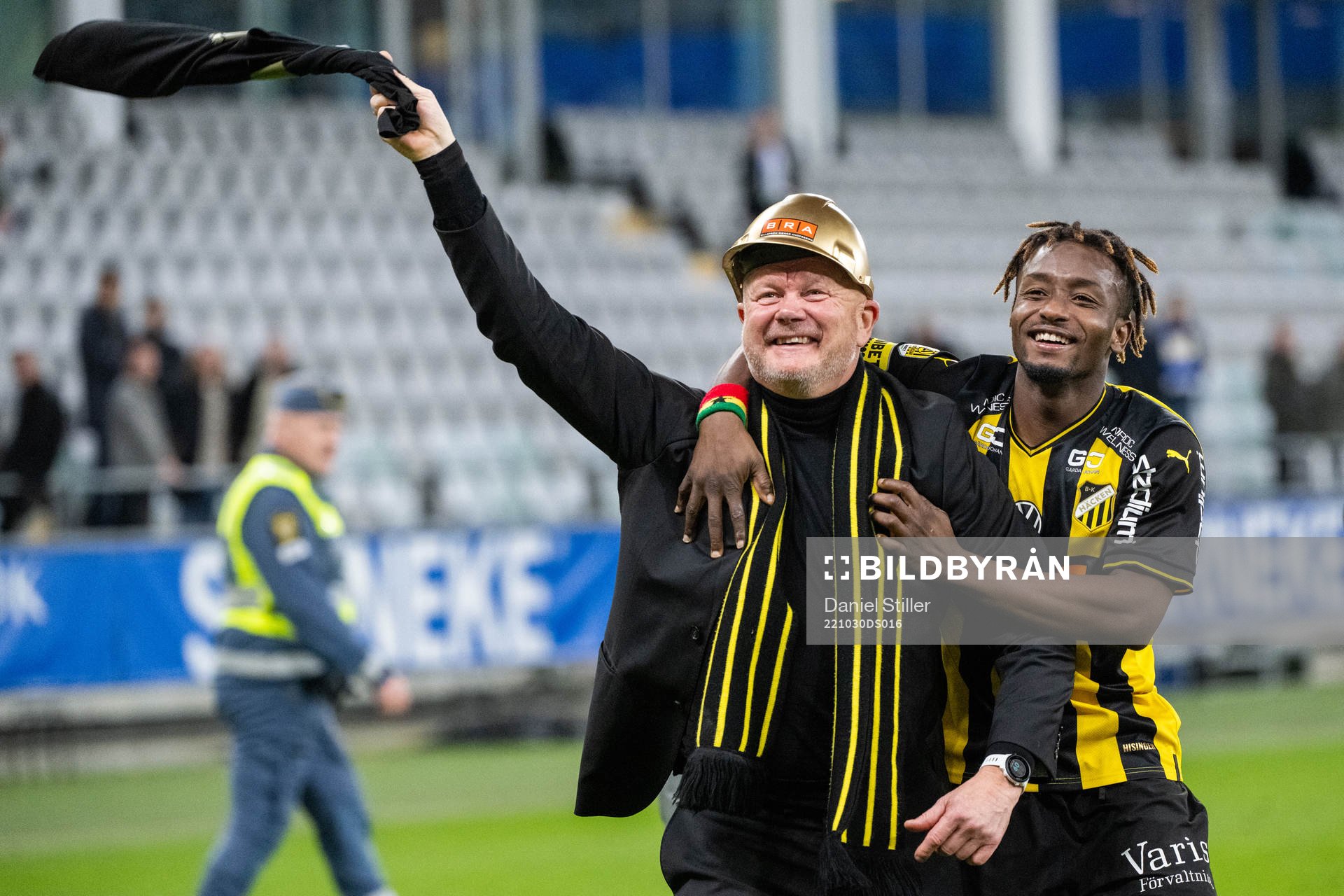 Häckens tränare Per-Mathias Høgmo jublar med Ibrahim