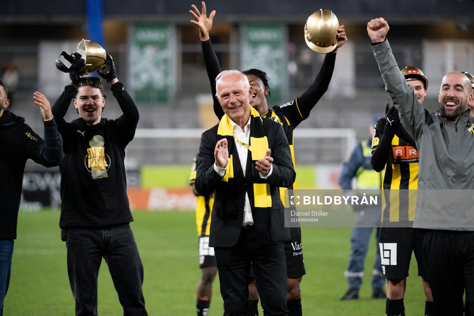 Häckens före detta klubbdirektör Dennis Andersson jublar