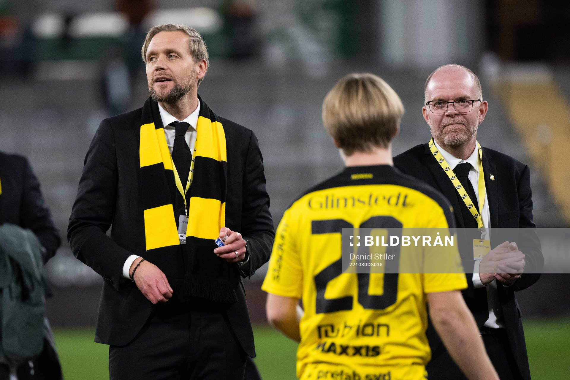 Häckens klubbchef Marcus Jodin och ordförande Anders Billström efter att ha säkrat klubbens första SM-guld efter fotbollsmatchen i Allsvenskan mellan IFK Göteborg och Häcken den 30 oktober 2022 i Göteborg.