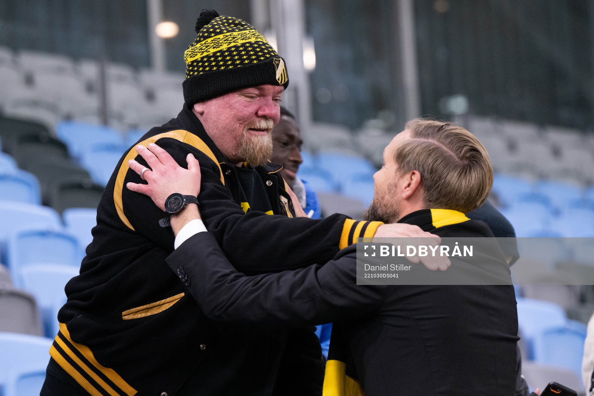En häckensupporter kramar om klubbchef Marcus Jodin