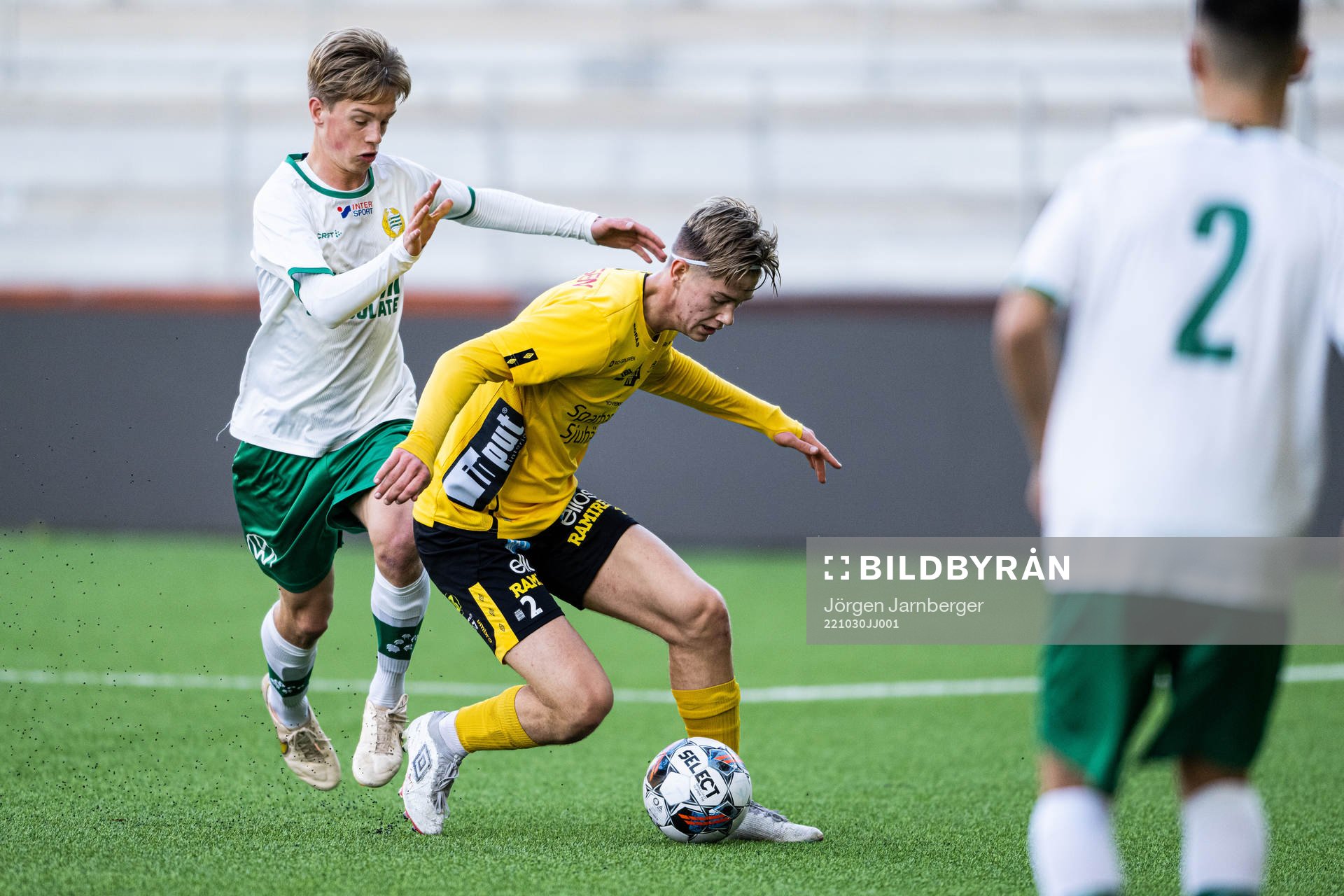 Hammerbys Oscar Steinke Brånby och Elfsborgs Viktor Nylén under semifinal ett i P17 Allsvenskan mellan Elfsborg och Hammarby den 30 oktober 2022 i Borås.