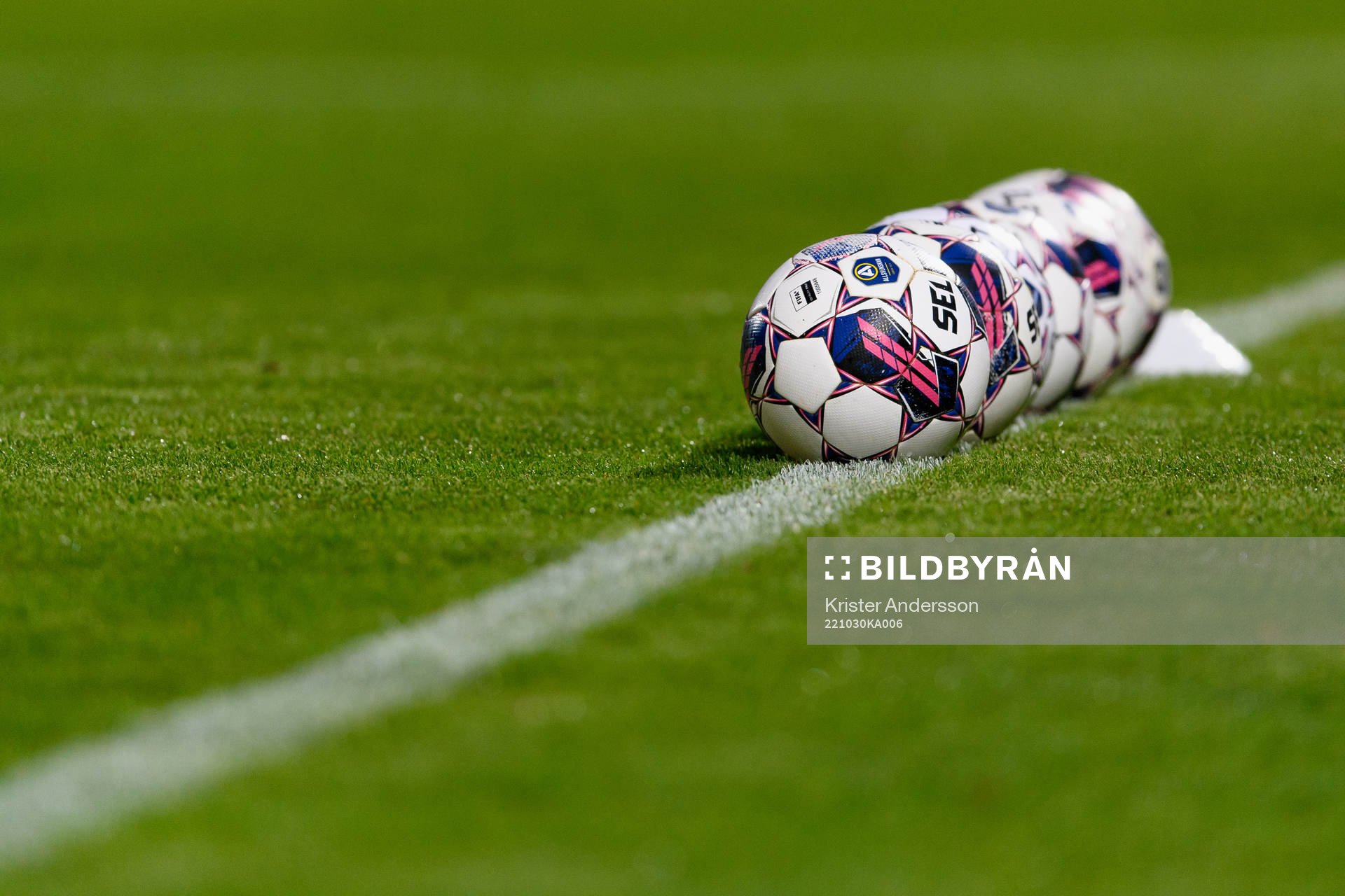 Fotbollar före fotbollsmatchen i Allsvenskan mellan