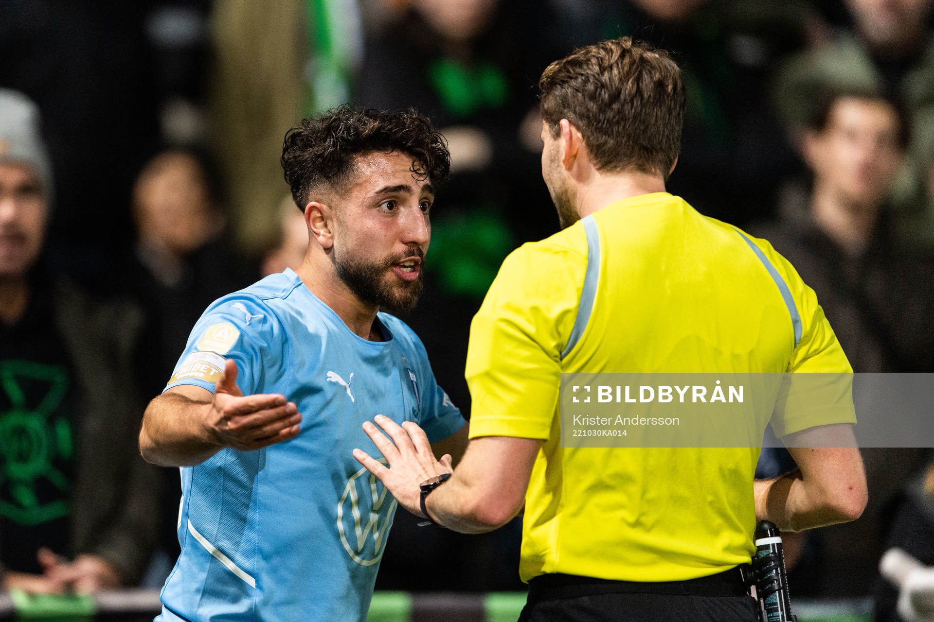 Malmö FFs Moustafa Zeidan diskuterar med domare Joakim