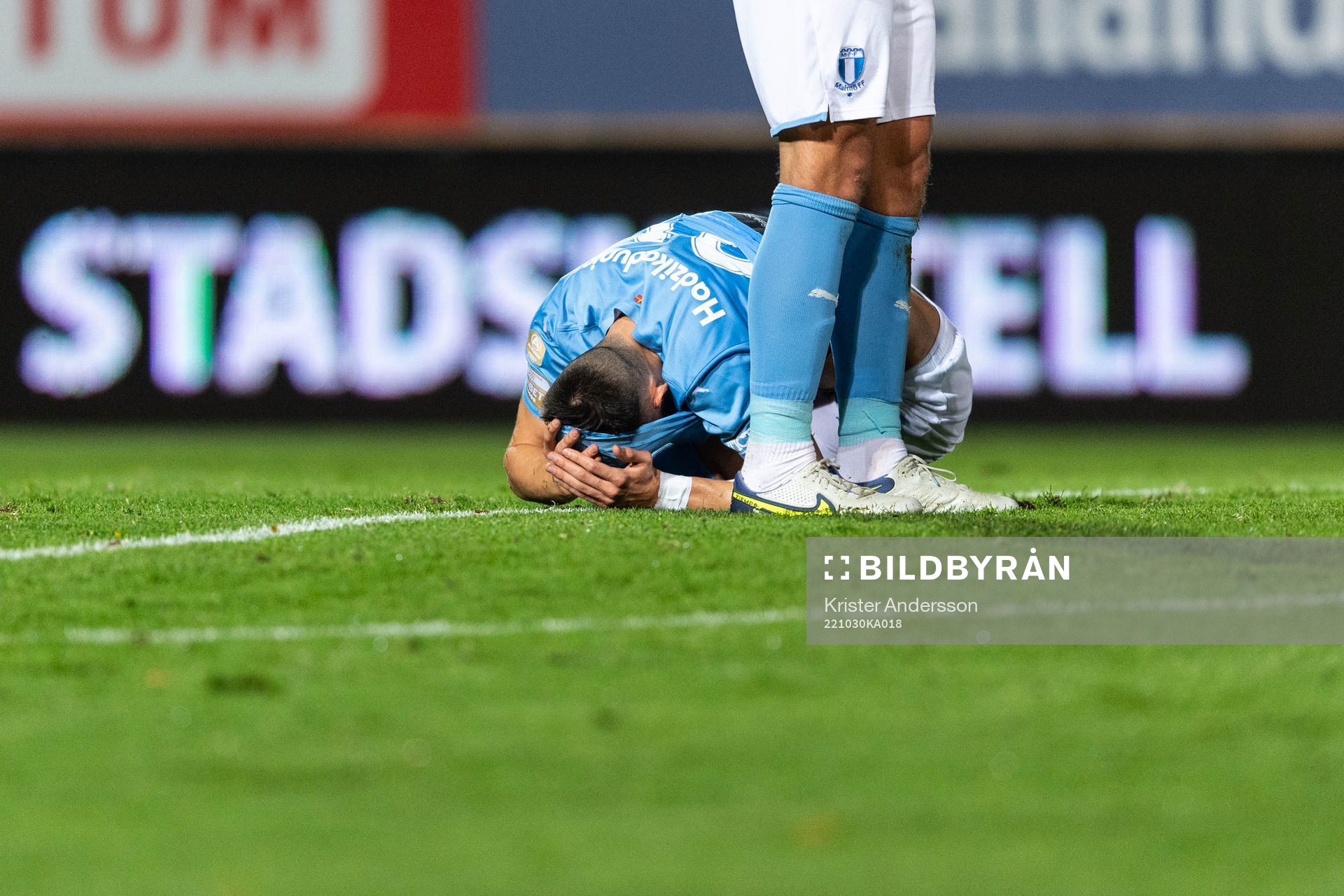 Malmö FFs Dennis Hadzikadunic har ont