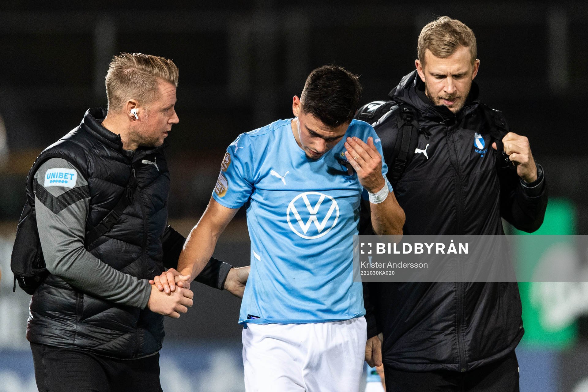 Malmö FFs Dennis Hadzikadunic kliver av skadad