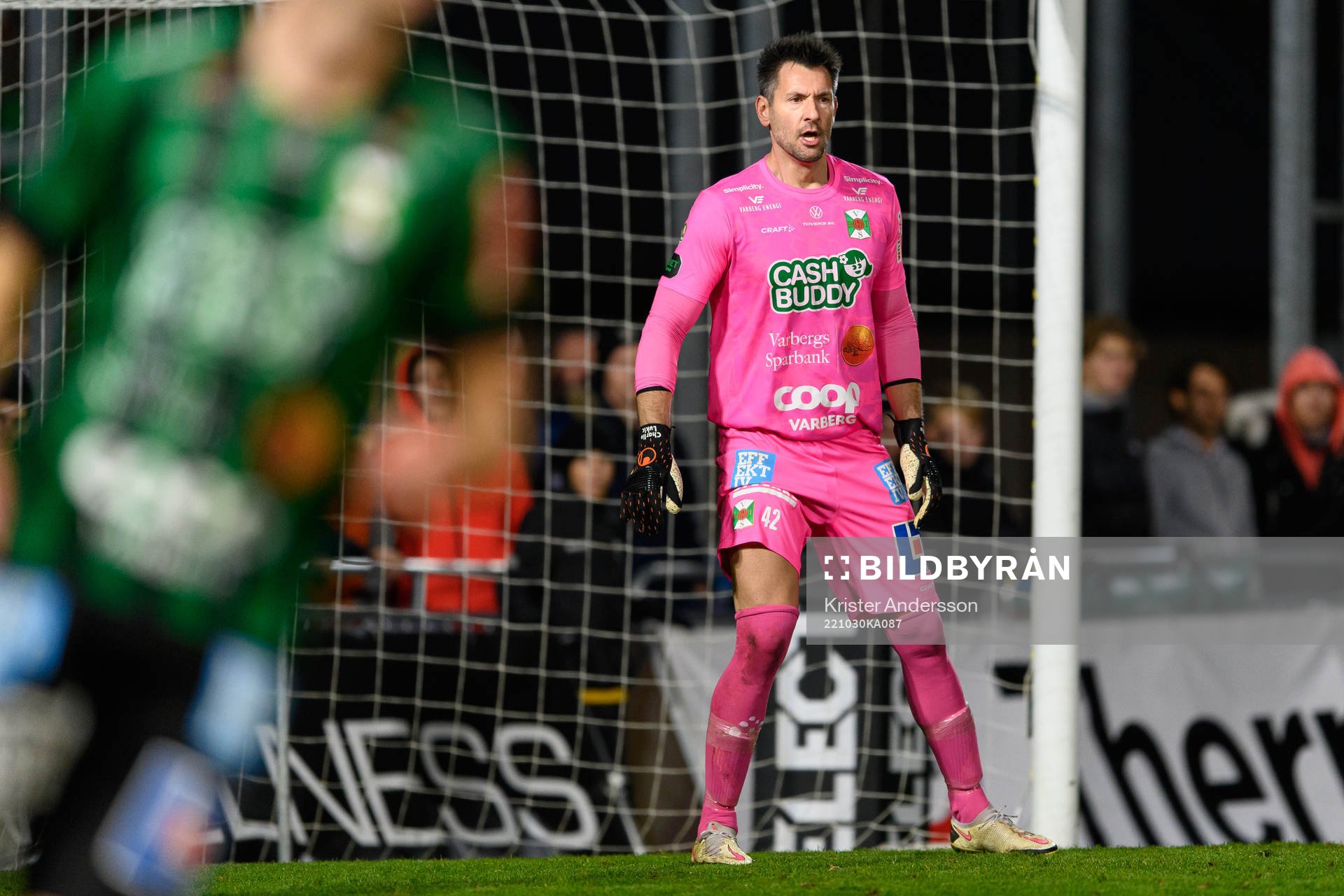 Varbergs målvakt Stojan Lukic under fotbollsmatchen i Allsvenskan mellan Varberg och Malmö FF den 30 oktober 2022 i Varberg. 
