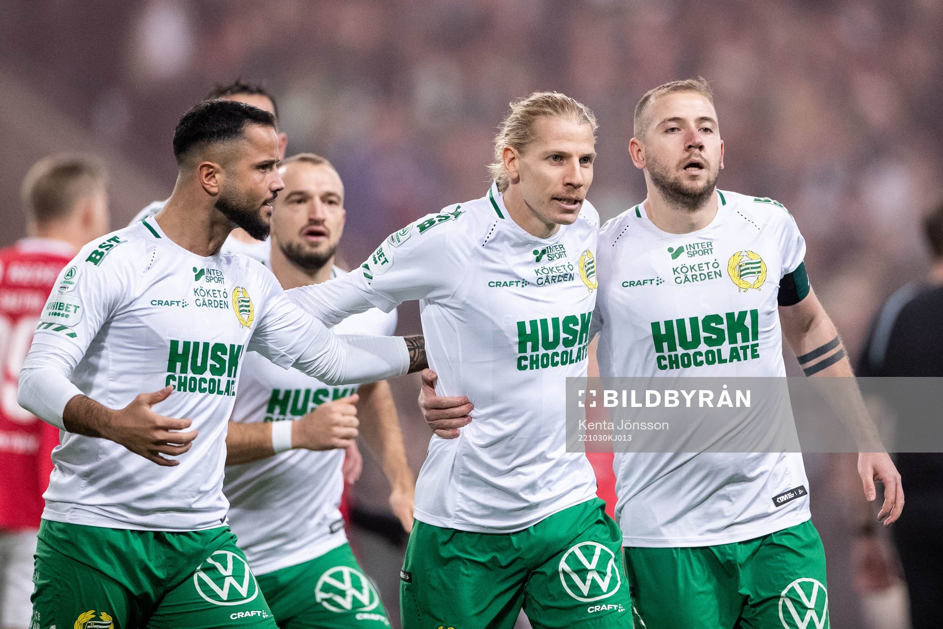 Hammarbys Gustav Ludwigson jublar med Mohanad Jeahze och
